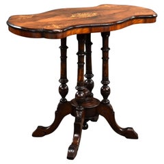 Mesa auxiliar victoriana de nogal con incrustaciones