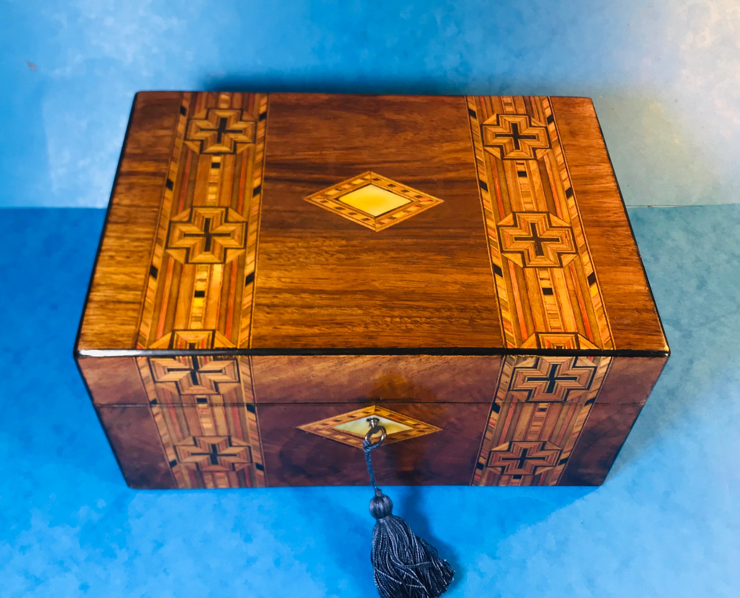 Victorian Walnut Jewellery Box, Dating Back to circa 1880 In Good Condition In Windsor, Berkshire