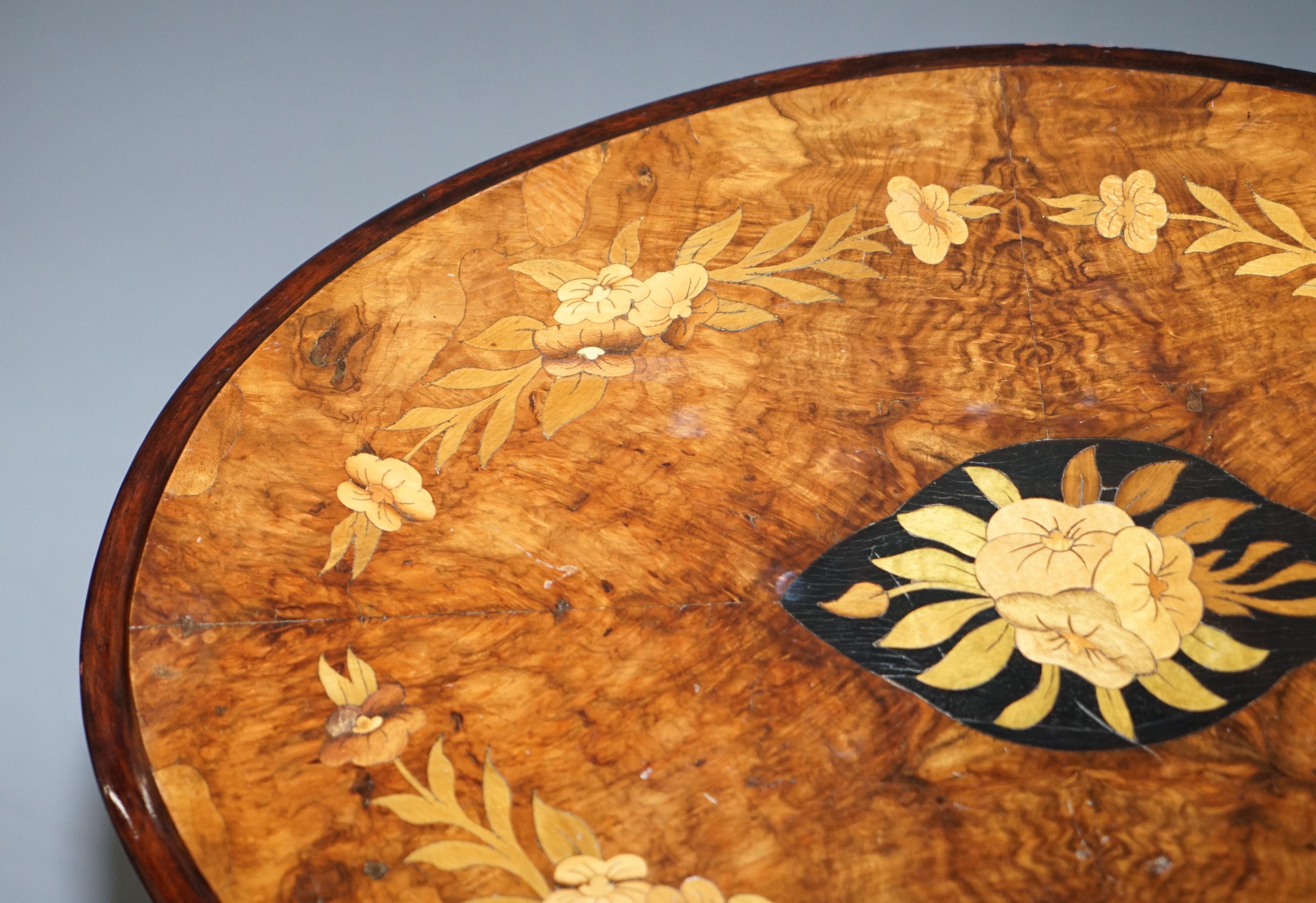 Ovaler viktorianischer Beistelltisch aus Nussbaum mit Intarsien und Klappplatte, bauchig im Angebot 3