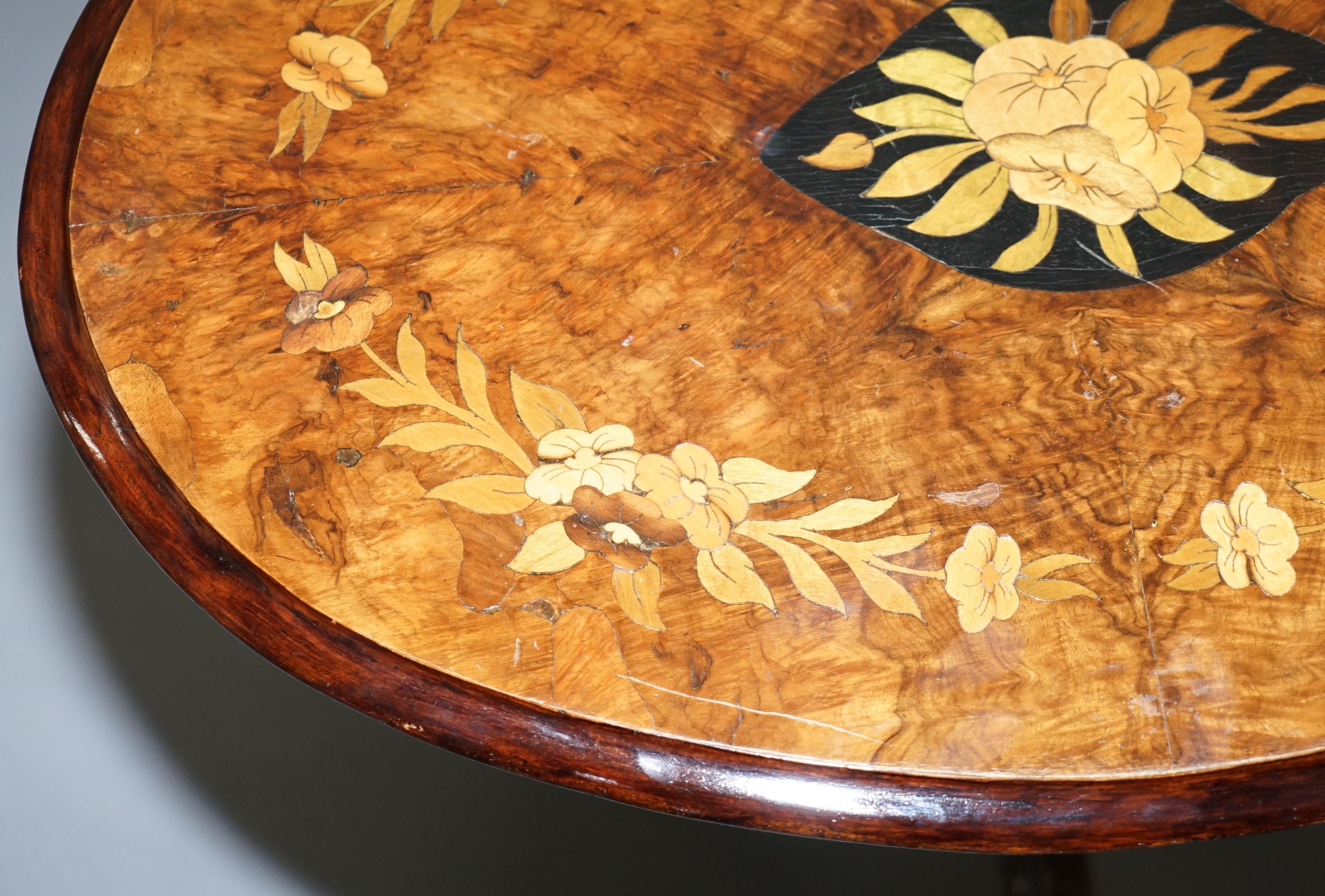 Ovaler viktorianischer Beistelltisch aus Nussbaum mit Intarsien und Klappplatte, bauchig im Angebot 4