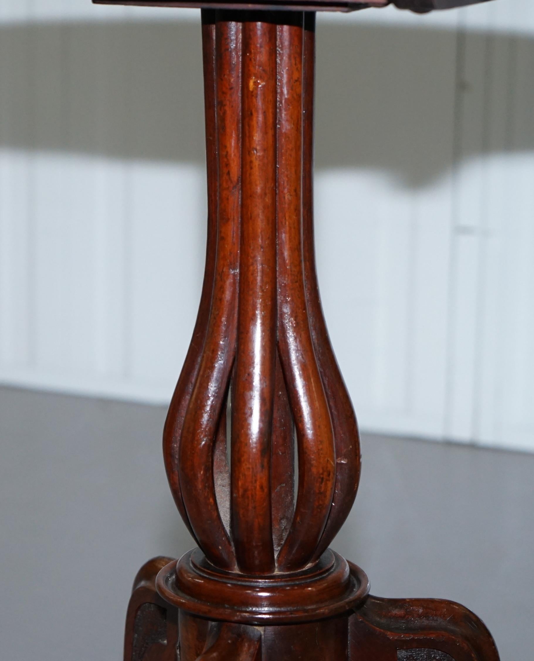 Ovaler viktorianischer Beistelltisch aus Nussbaum mit Intarsien und Klappplatte, bauchig im Angebot 6
