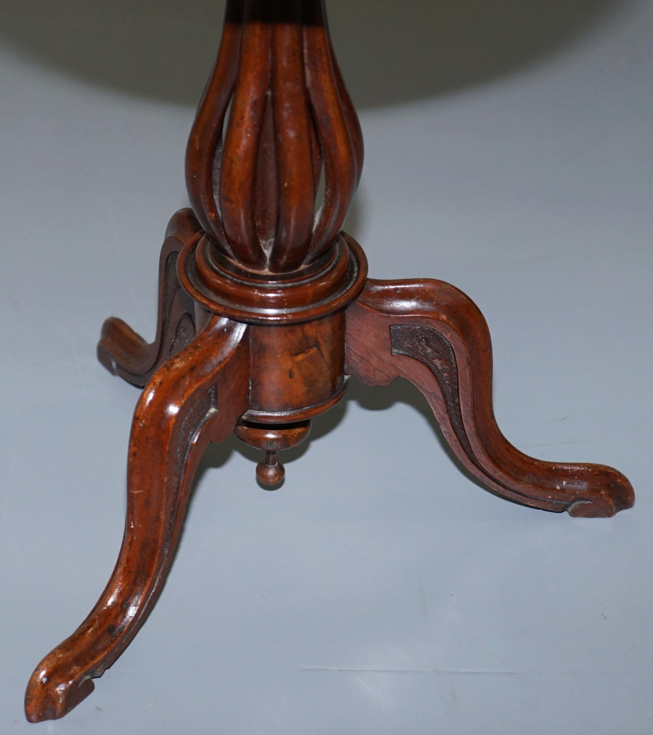 Ovaler viktorianischer Beistelltisch aus Nussbaum mit Intarsien und Klappplatte, bauchig im Angebot 8