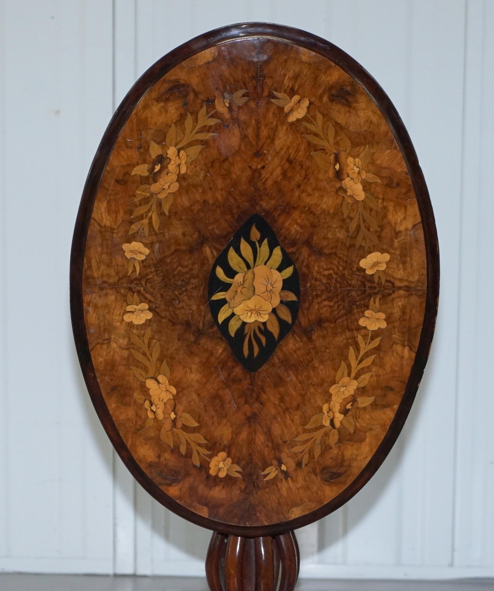 Ovaler viktorianischer Beistelltisch aus Nussbaum mit Intarsien und Klappplatte, bauchig im Angebot 9