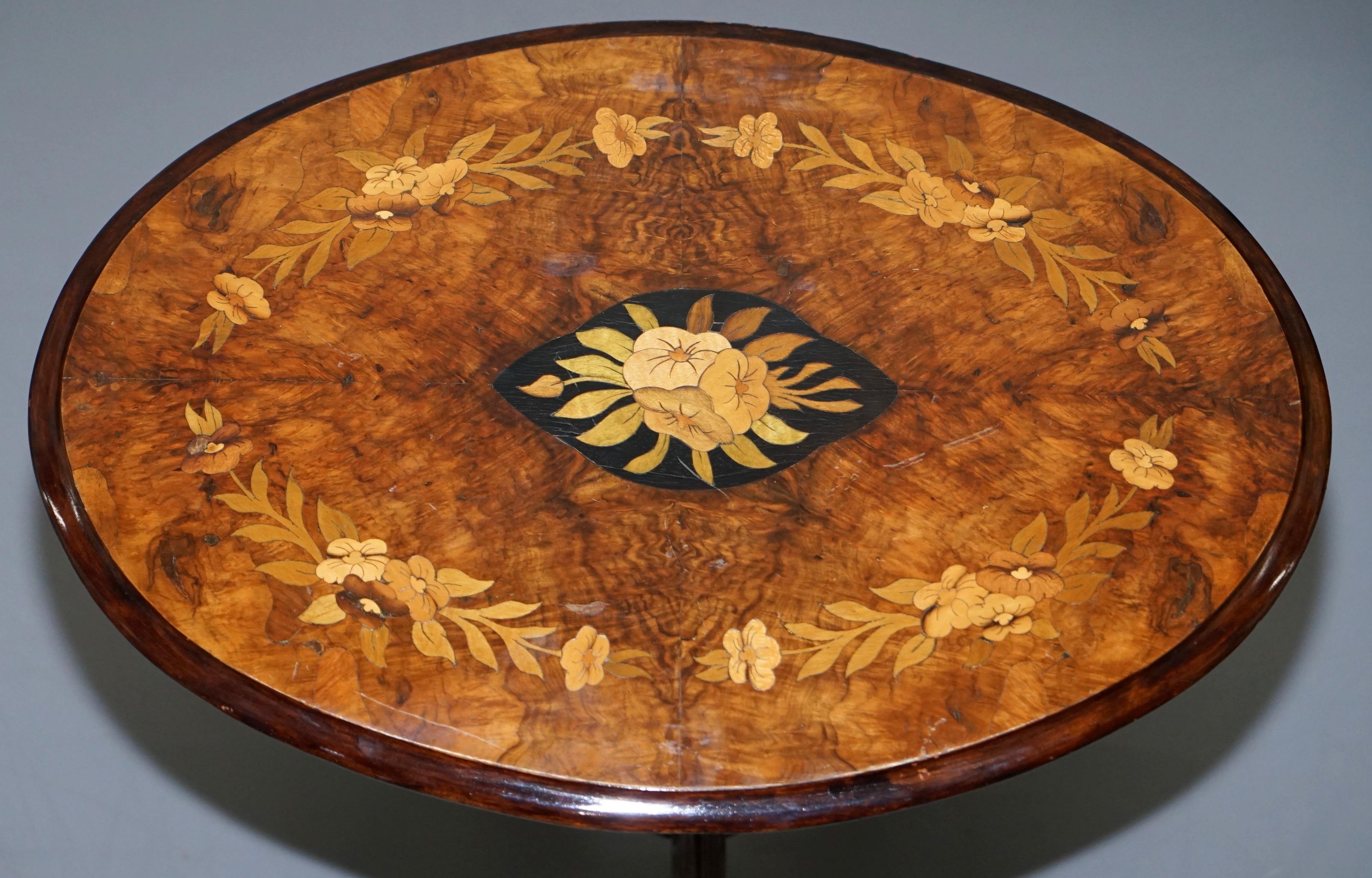 Ovaler viktorianischer Beistelltisch aus Nussbaum mit Intarsien und Klappplatte, bauchig (Englisch) im Angebot