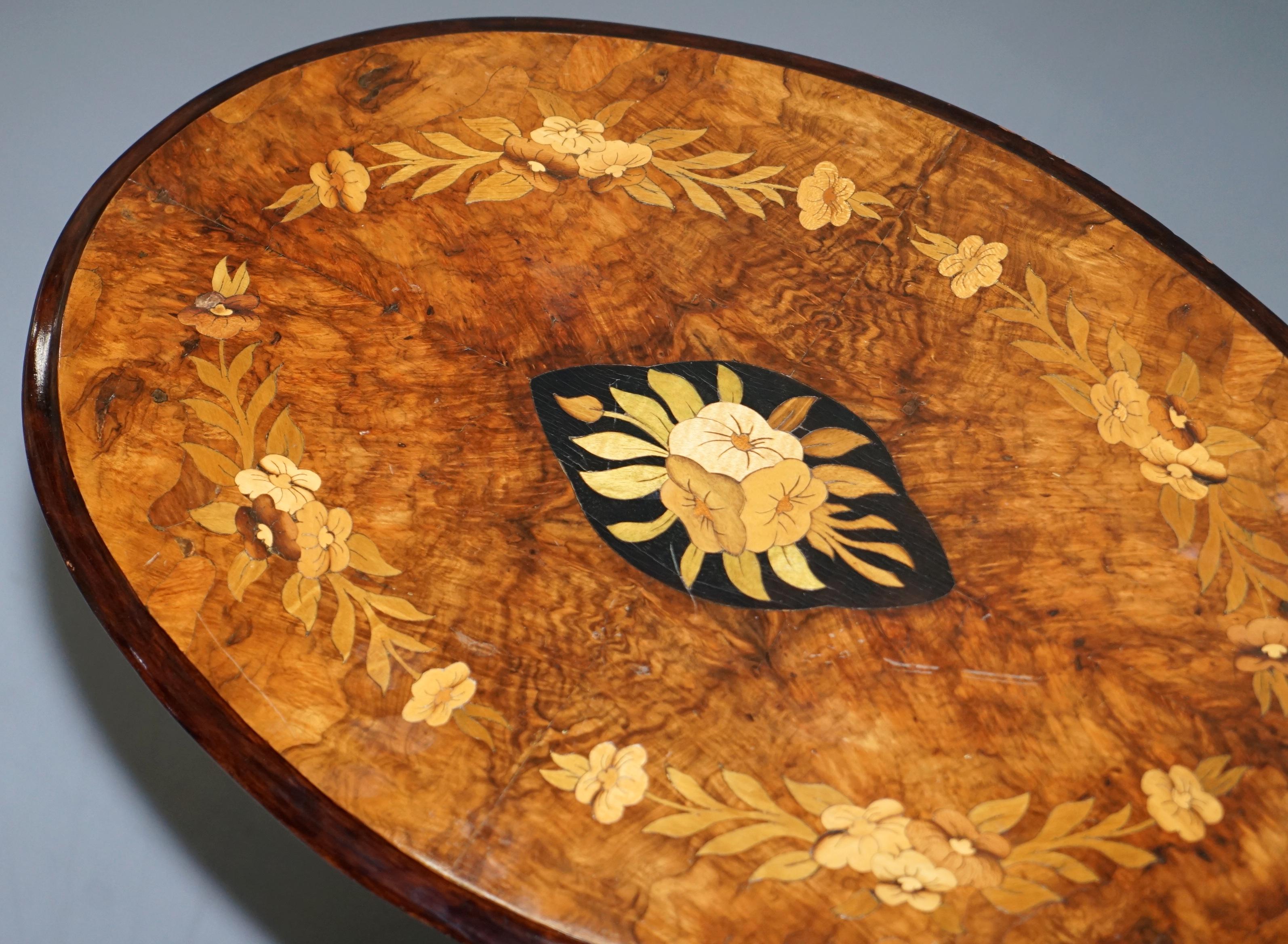 Ovaler viktorianischer Beistelltisch aus Nussbaum mit Intarsien und Klappplatte, bauchig (Marketerie) im Angebot