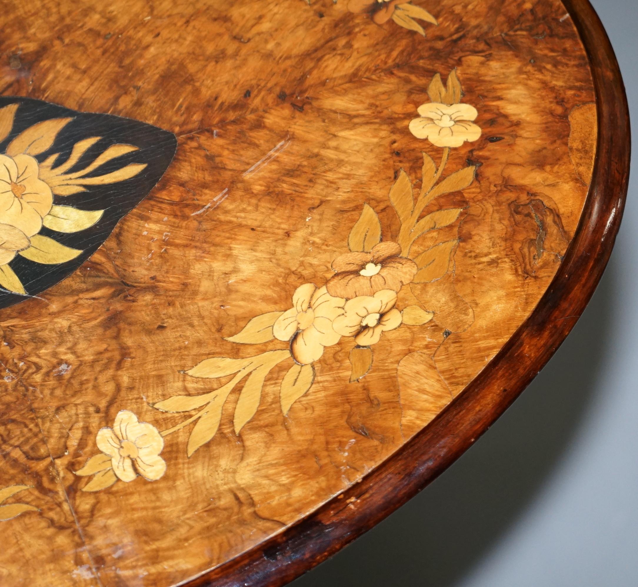 Ovaler viktorianischer Beistelltisch aus Nussbaum mit Intarsien und Klappplatte, bauchig im Angebot 1