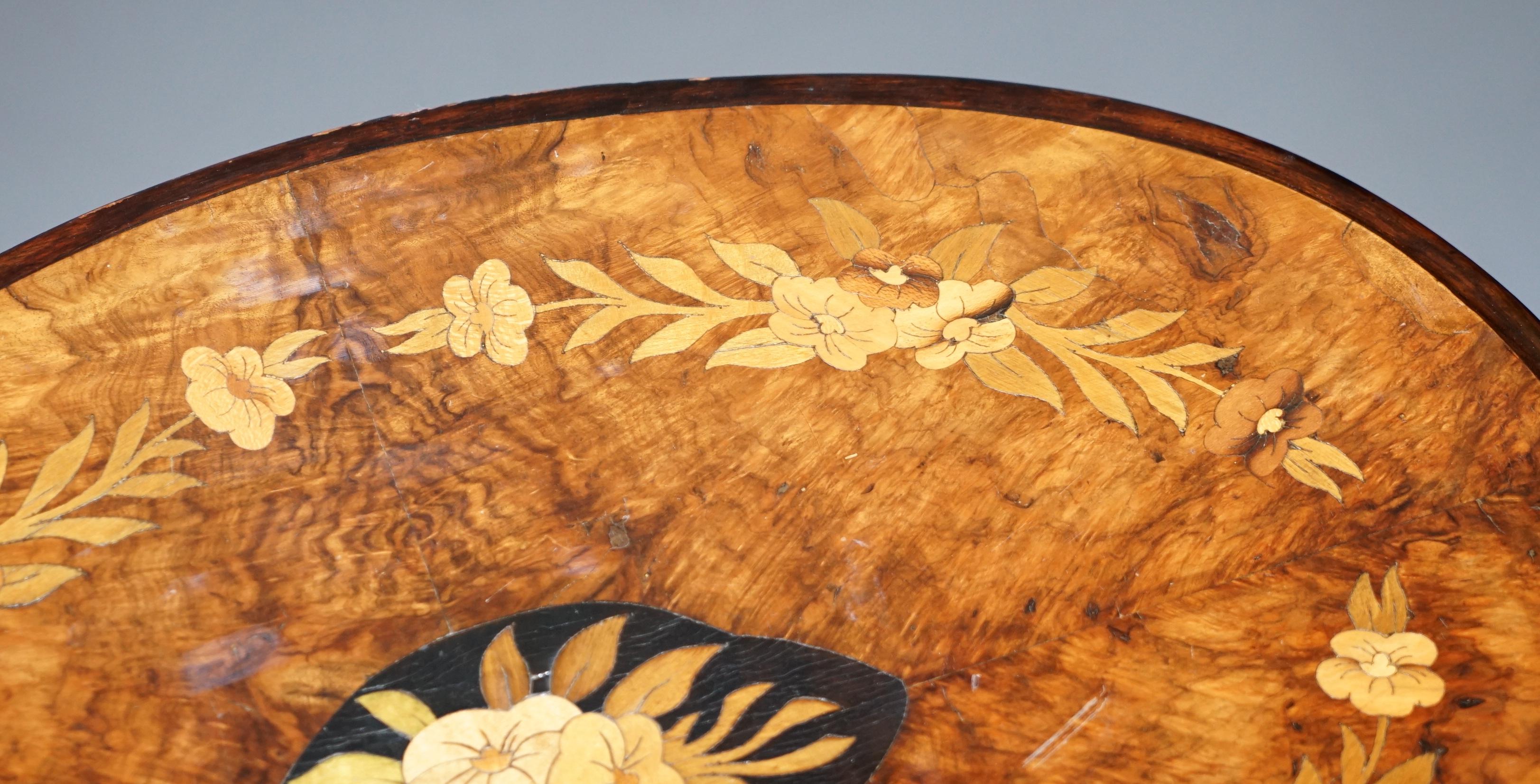 Ovaler viktorianischer Beistelltisch aus Nussbaum mit Intarsien und Klappplatte, bauchig im Angebot 2