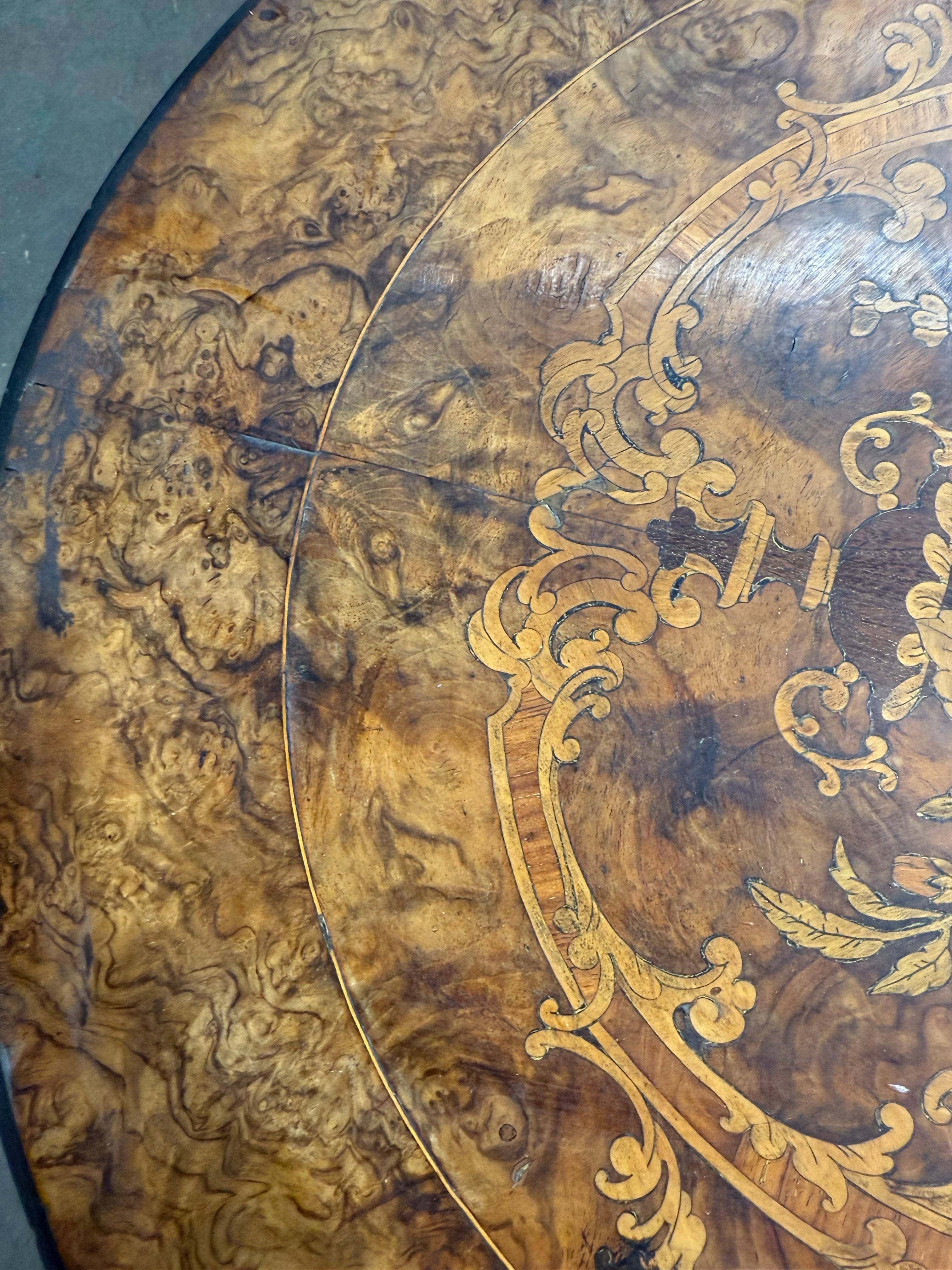 Mesa auxiliar victoriana de marquetería de nogal con incrustaciones florales Europeo en venta