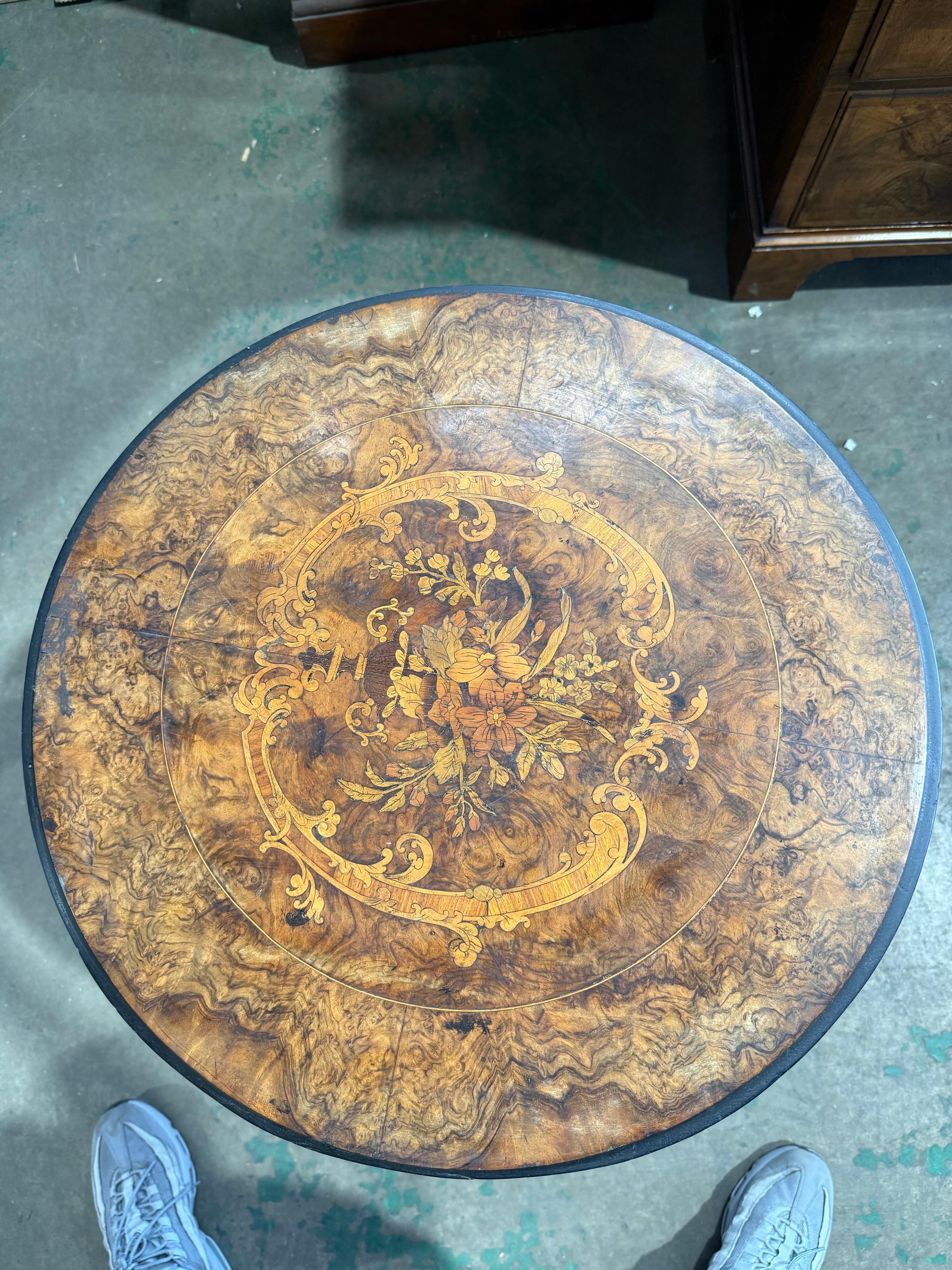 Mesa auxiliar victoriana de marquetería de nogal con incrustaciones florales Tallado a mano en venta