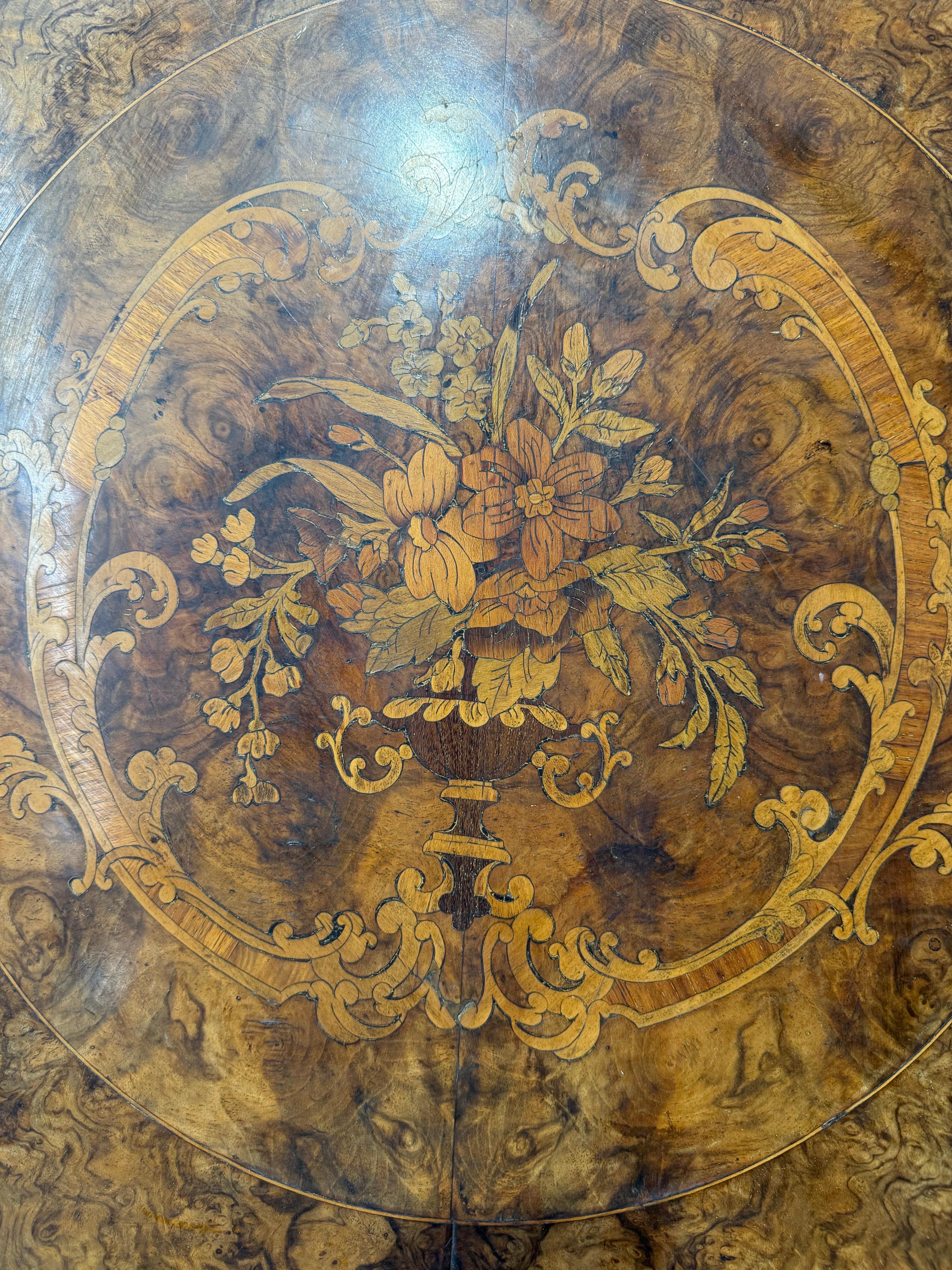 Mesa auxiliar victoriana de marquetería de nogal con incrustaciones florales en Bueno estado para la venta en Southall, GB