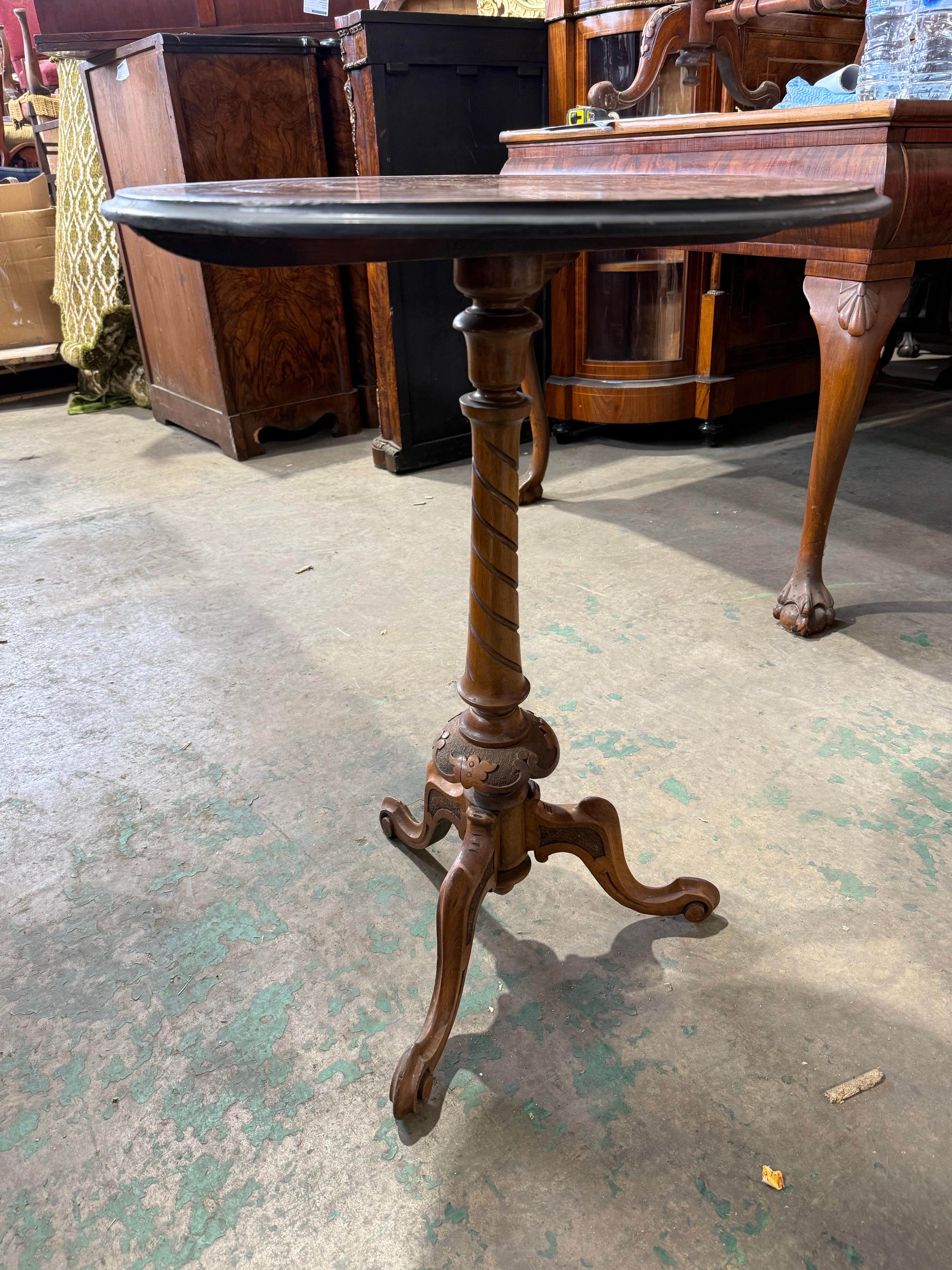 Mesa auxiliar victoriana de marquetería de nogal con incrustaciones florales siglo XIX en venta