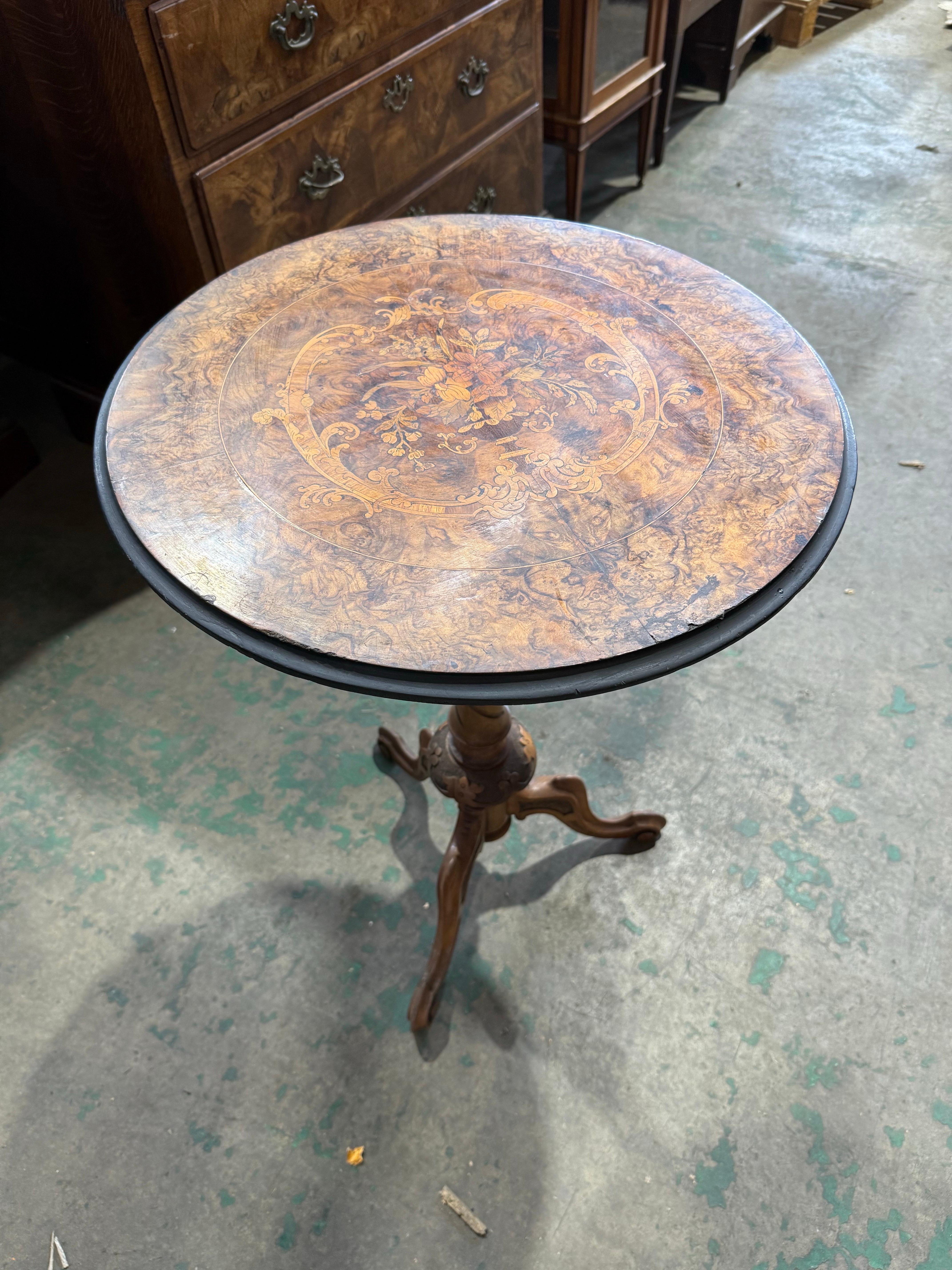 Mesa auxiliar victoriana de marquetería de nogal con incrustaciones florales en venta 1