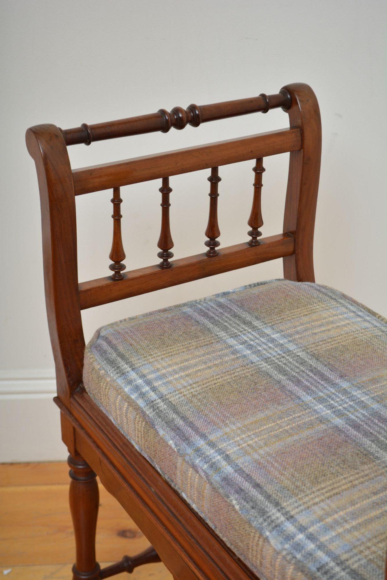 Tabouret de musique / tabouret de piano / tabouret d'habillage en noyer de l'époque victorienne en vente 4