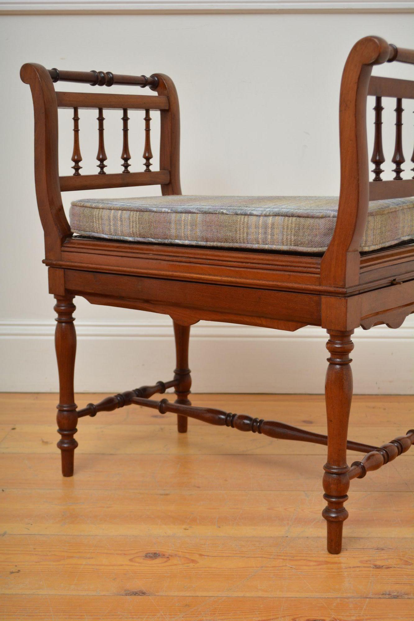 Tabouret de musique / tabouret de piano / tabouret d'habillage en noyer de l'époque victorienne en vente 5