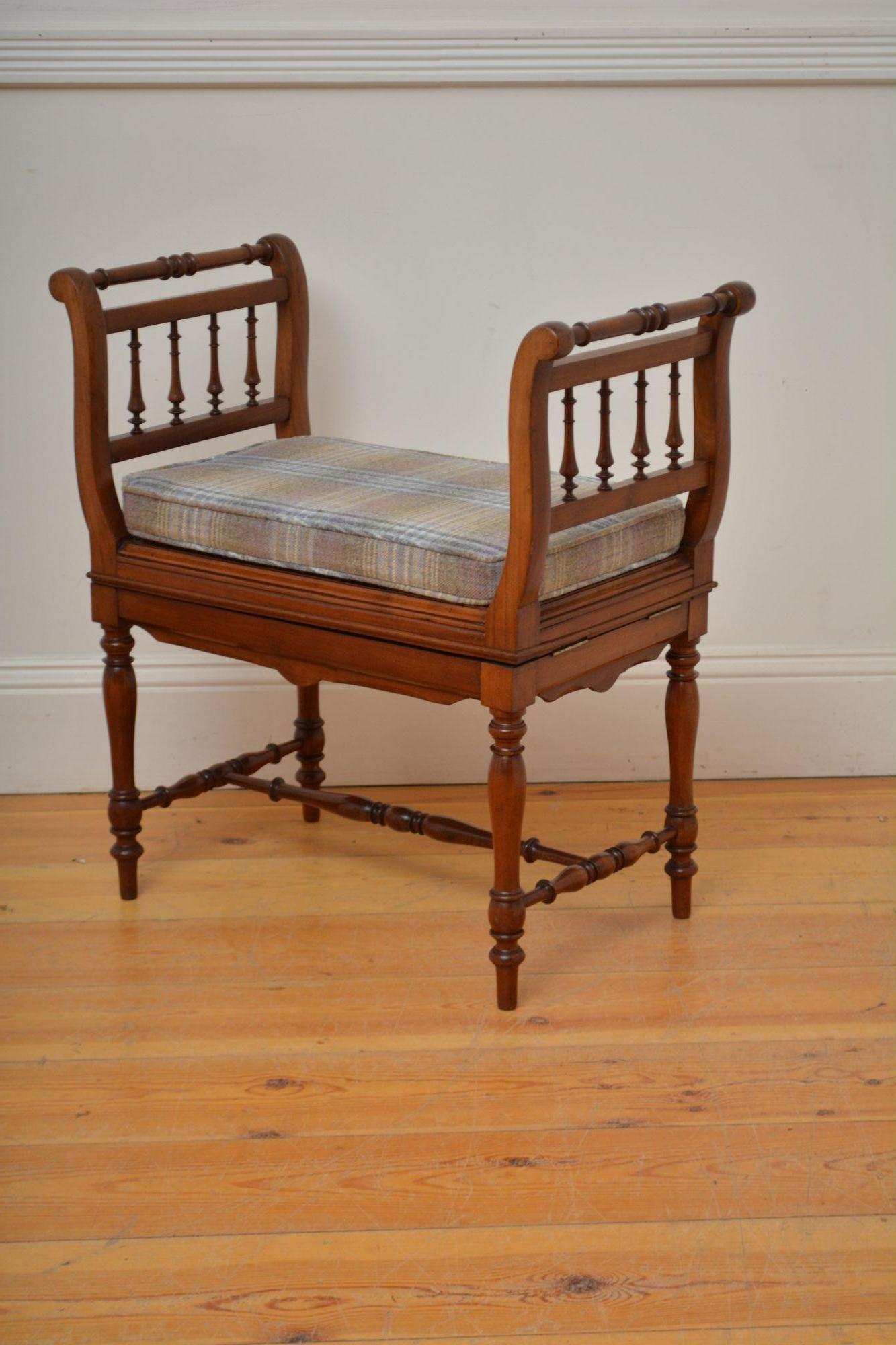 Sn5658 Très beau tabouret de coiffeuse / tabouret à musique de style victorien, avec un siège canné doté d'un nouveau coussin écossais flanqué d'extrémités inclinées avec des tournures décoratives, le tout se soulevant pour révéler une note de