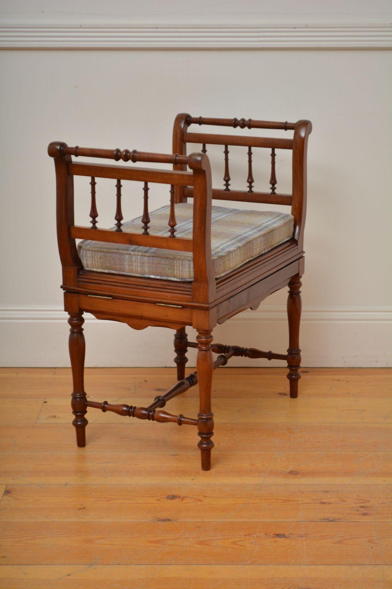 Européen Tabouret de musique / tabouret de piano / tabouret d'habillage en noyer de l'époque victorienne en vente