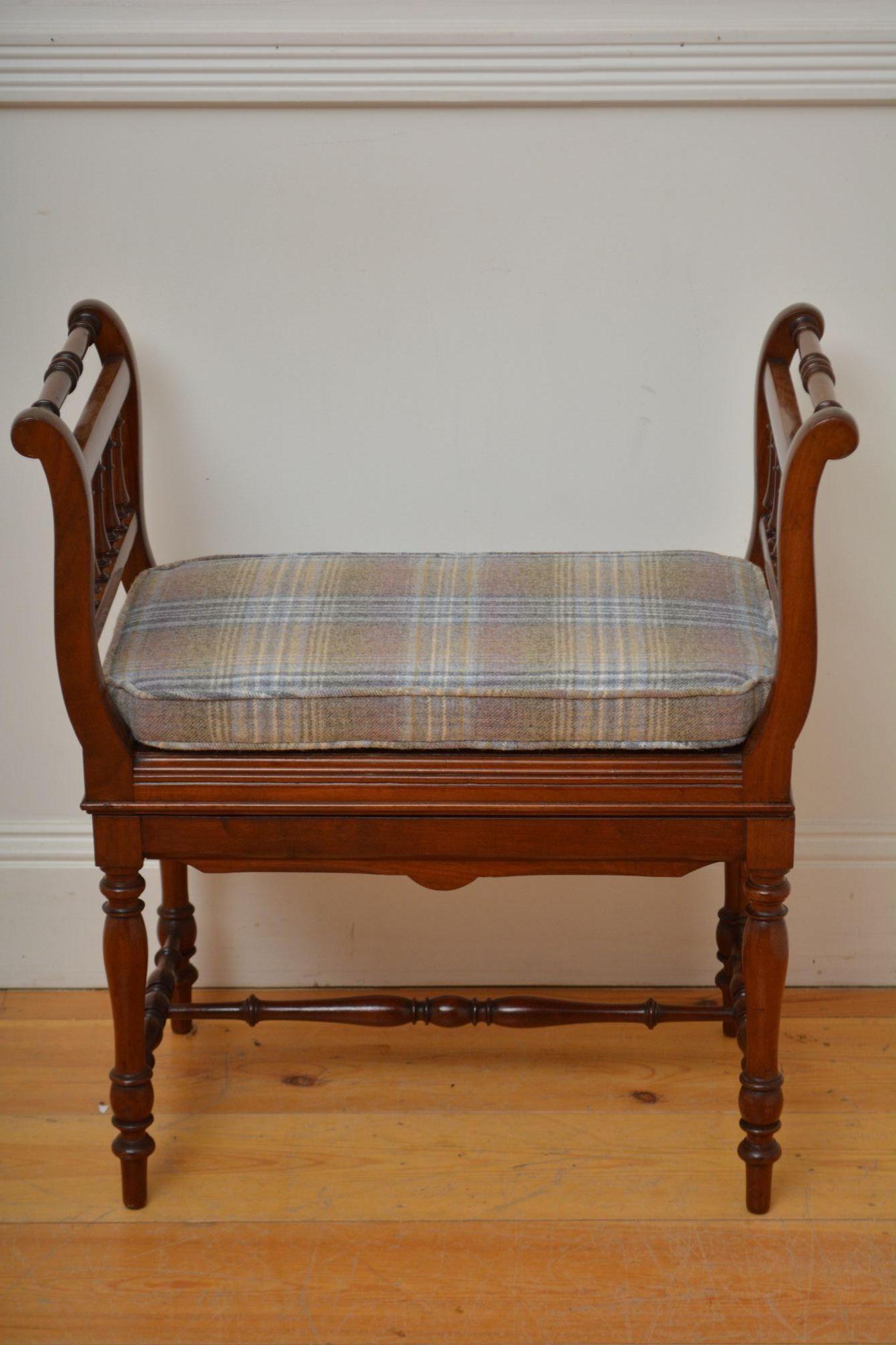 Tabouret de musique / tabouret de piano / tabouret d'habillage en noyer de l'époque victorienne Bon état - En vente à Whaley Bridge, GB