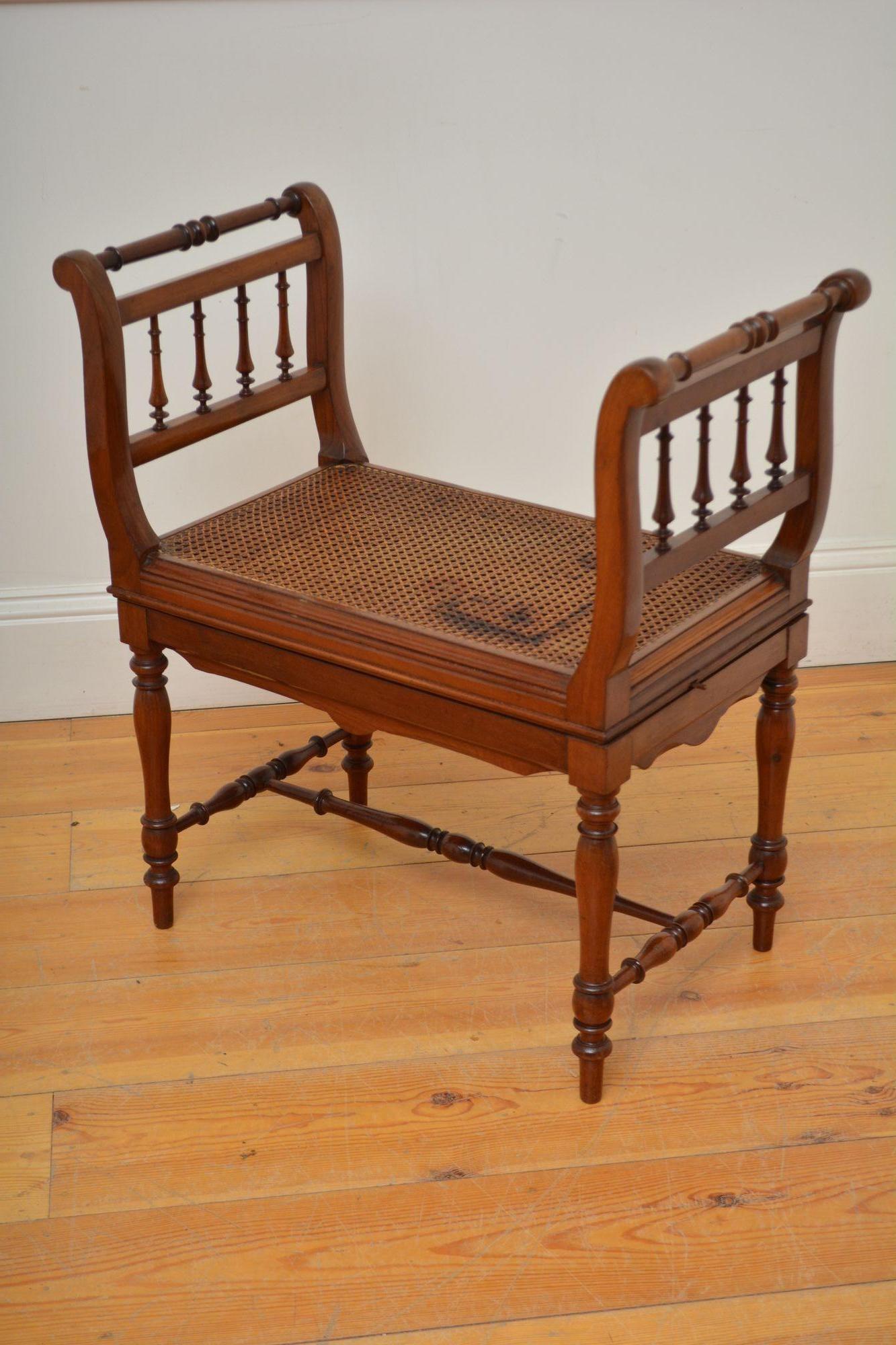 XIXe siècle Tabouret de musique / tabouret de piano / tabouret d'habillage en noyer de l'époque victorienne en vente
