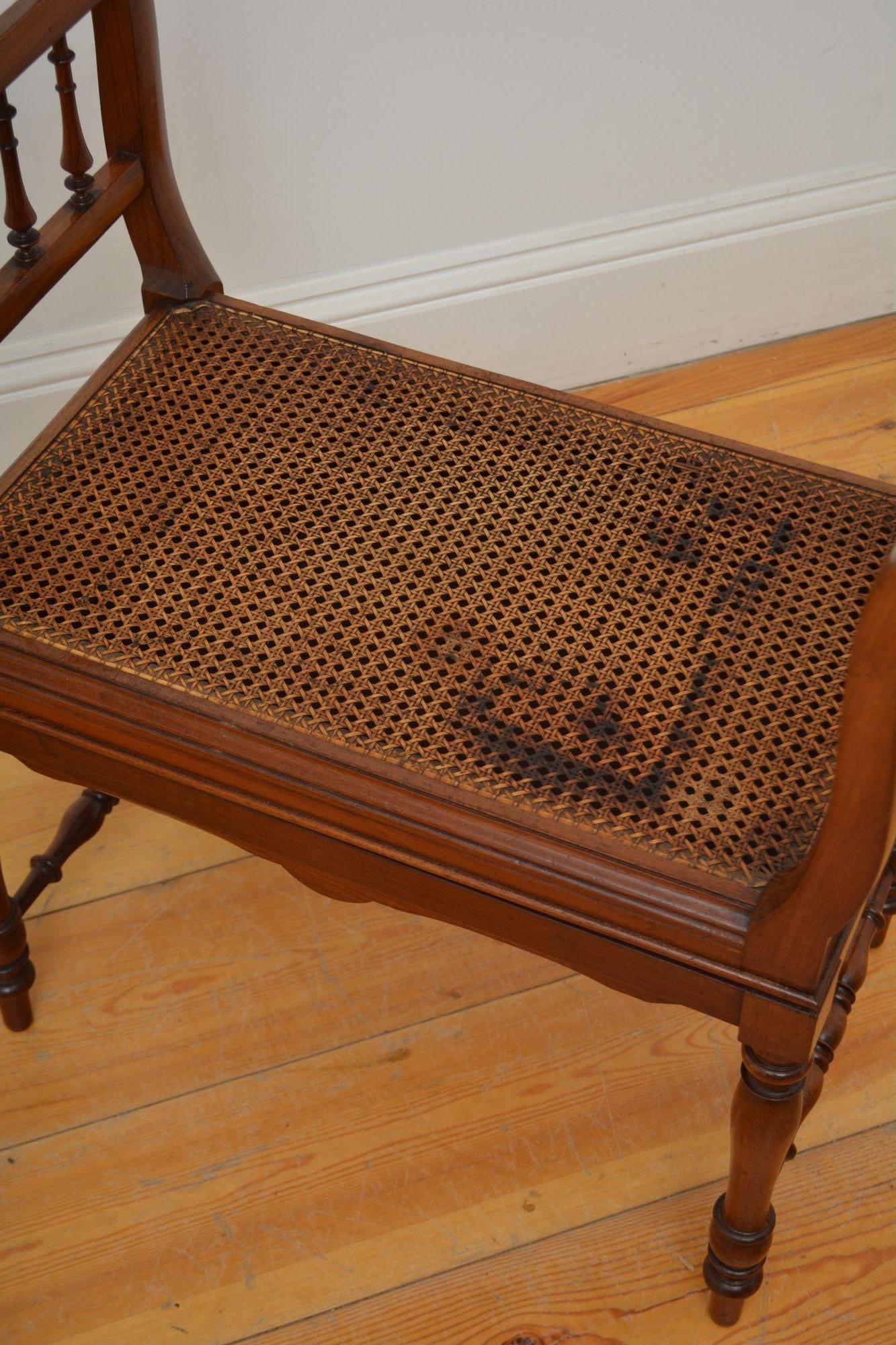 Noyer Tabouret de musique / tabouret de piano / tabouret d'habillage en noyer de l'époque victorienne en vente