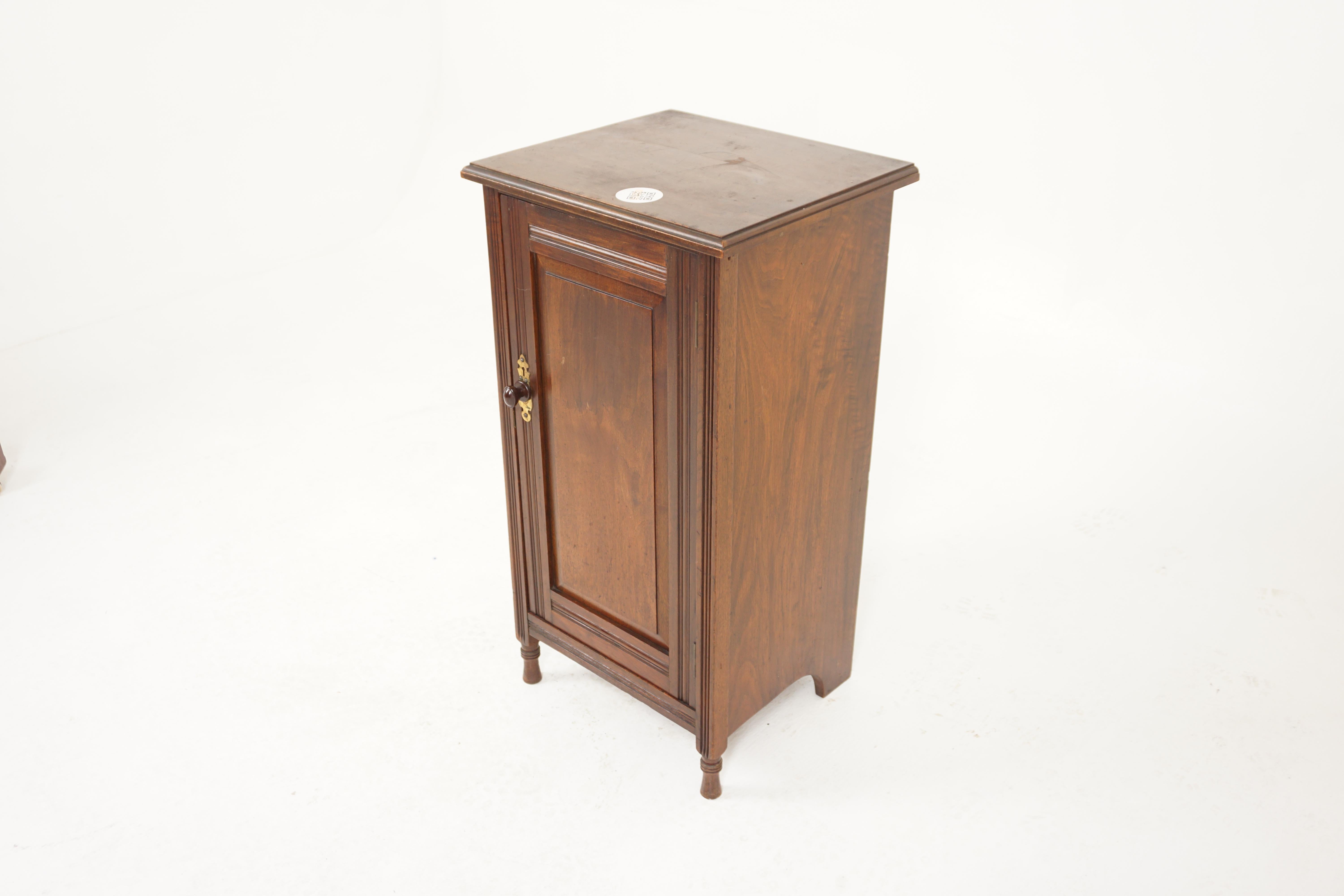 Victorian walnut nightstand beside cabinet, lamp table, Scotland 1880, H187

Scotland 1890
Solid walnut
Original finish

Rectangular moulded top, single panelled door
Opens to reveal single shelf
With handle
Ending on short turned feet
Please note
