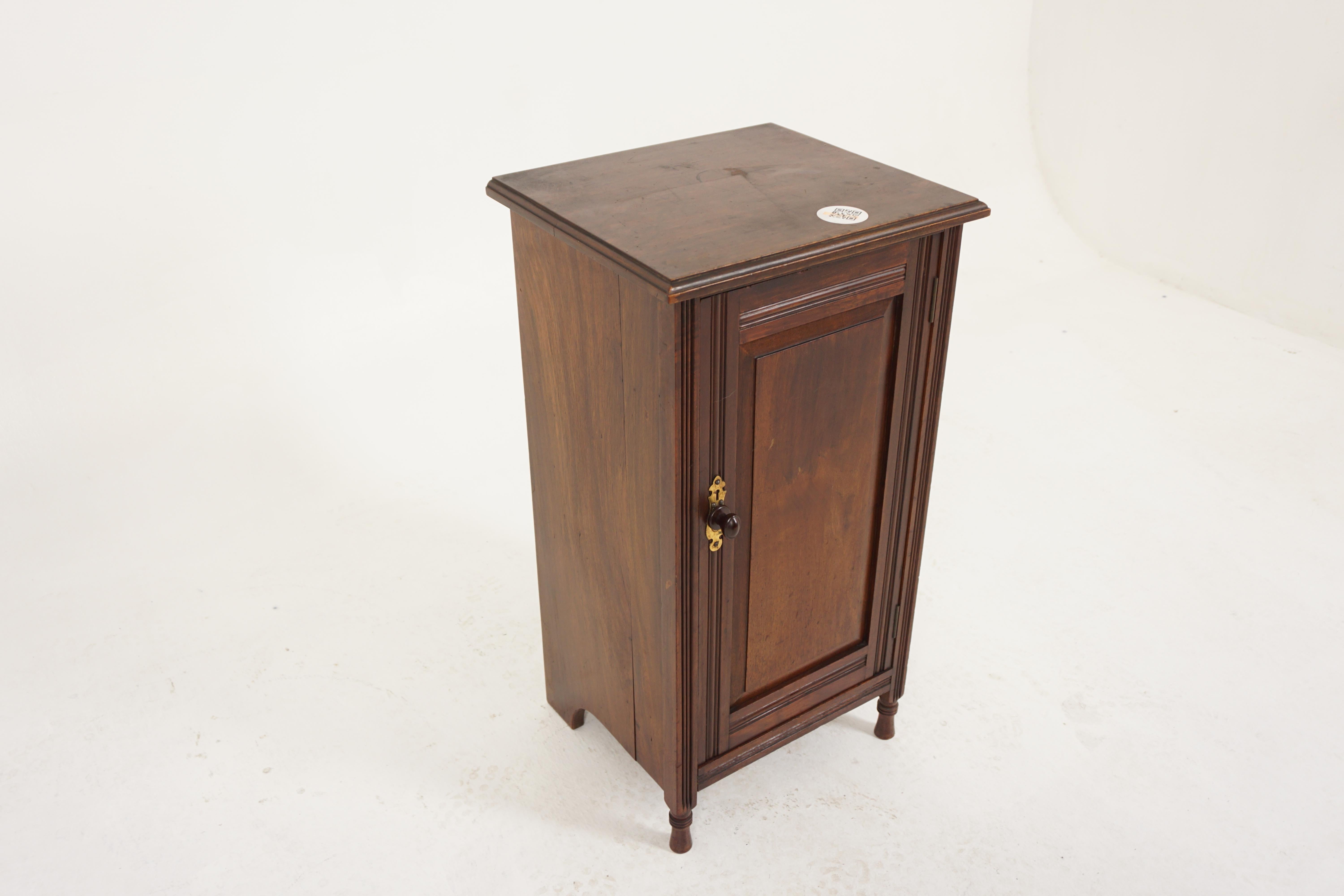 Victorian Walnut Nightstand Beside Cabinet, Lamp Table, Scotland 1880, H187 In Good Condition In Vancouver, BC