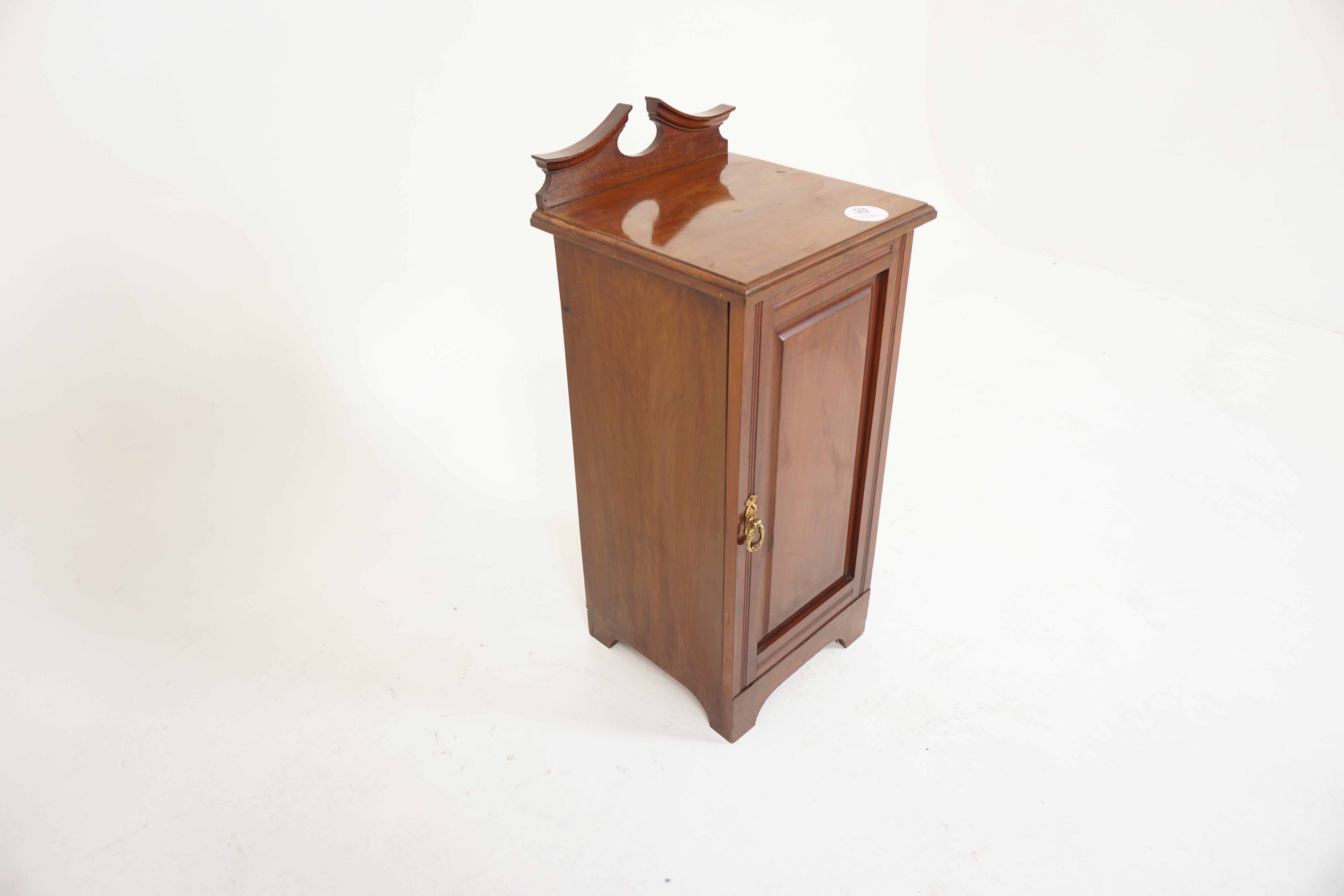 Victorian Walnut Nightstand Beside Cabinet, Lamp Table, Scotland 1890, H893 In Good Condition For Sale In Vancouver, BC