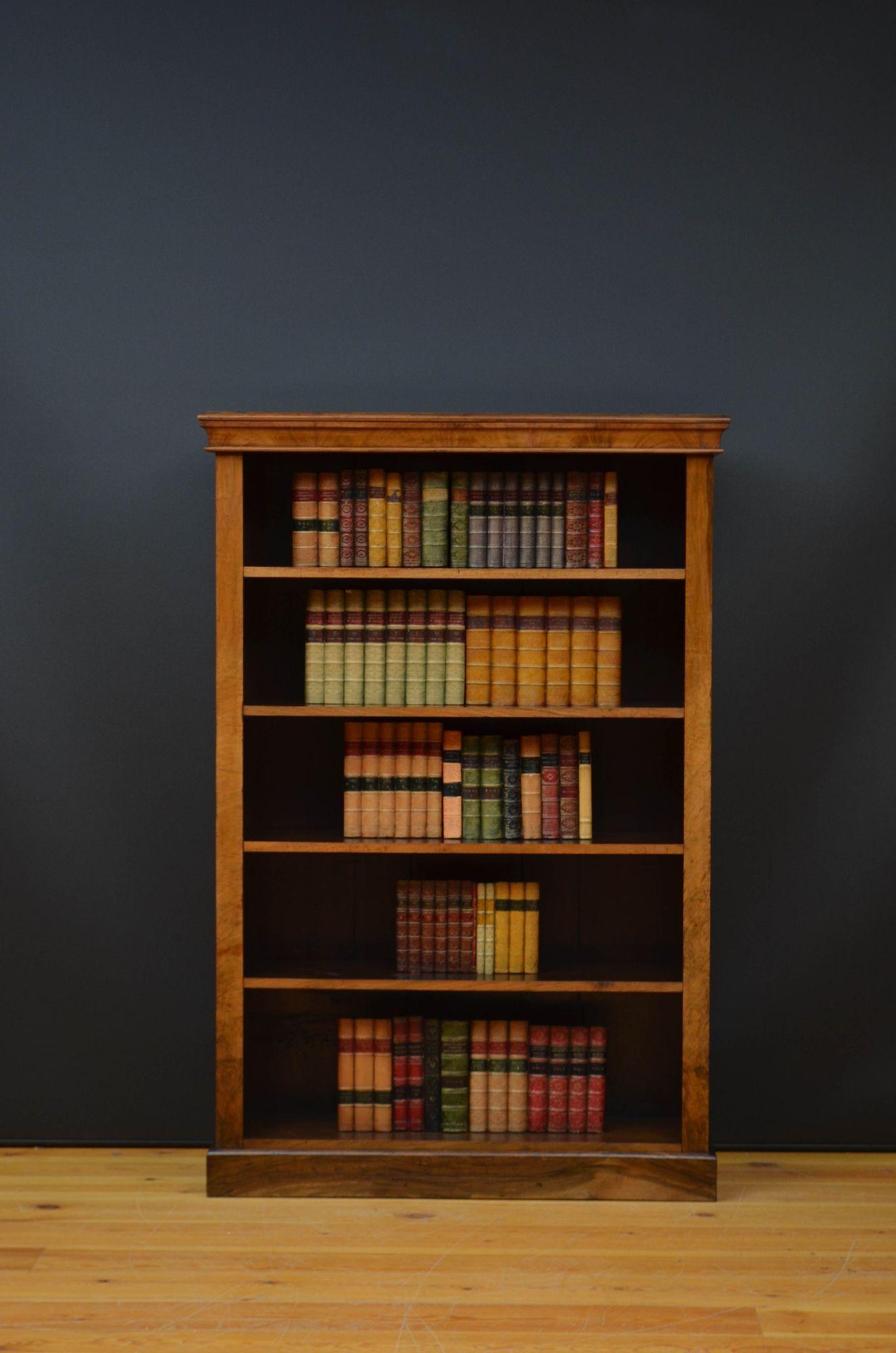 Sn5555 Bibliothèque ouverte victorienne anglaise avec côtés en noyer massif, avec un beau dessus en ronce de noyer au-dessus d'une frise en forme et quatre étagères réglables en hauteur, le tout reposant sur une base en plinthe. Cette bibliothèque