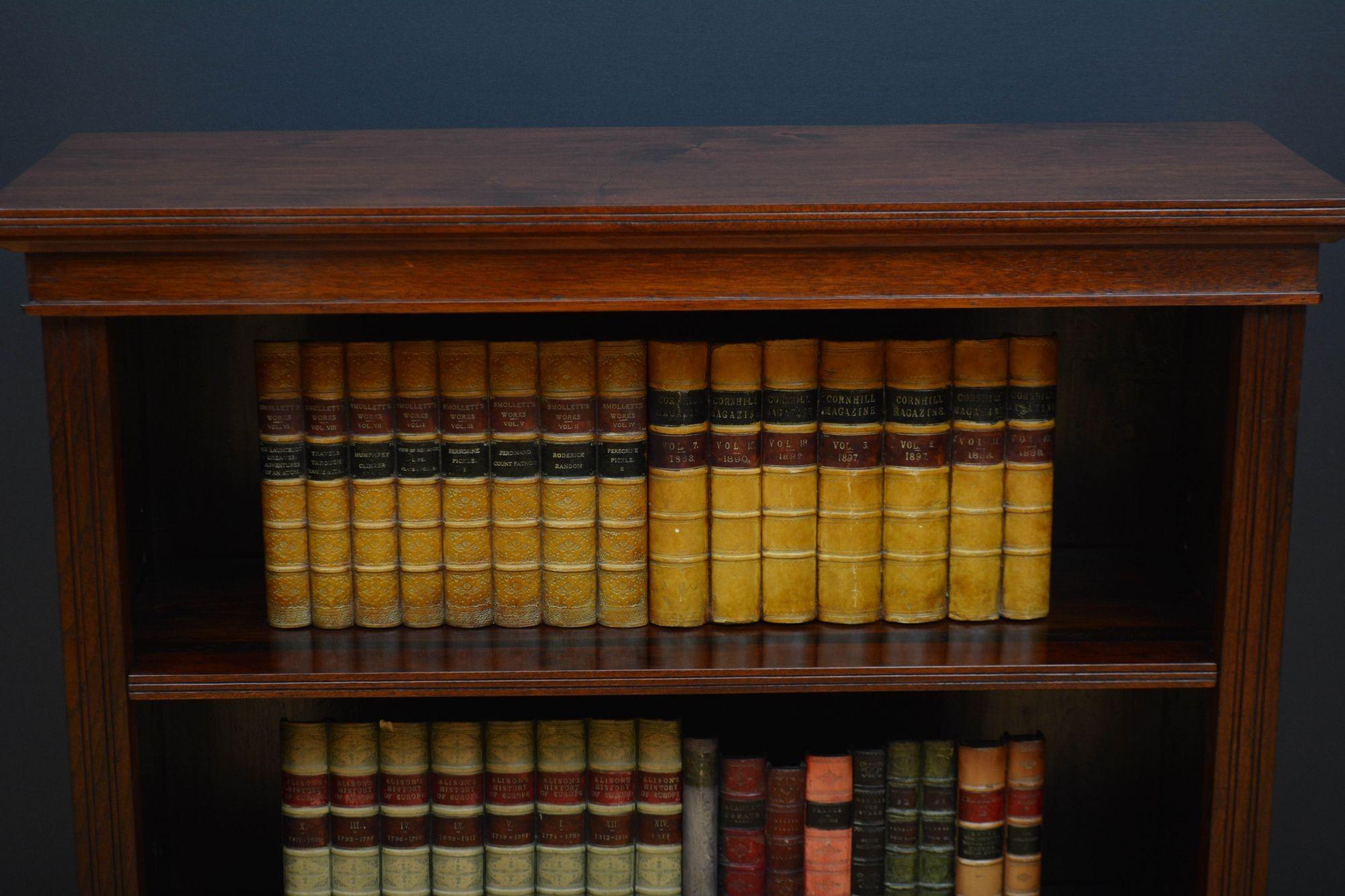 Libreria a giorno in noce vittoriana di proporzioni ristrette in vendita 4