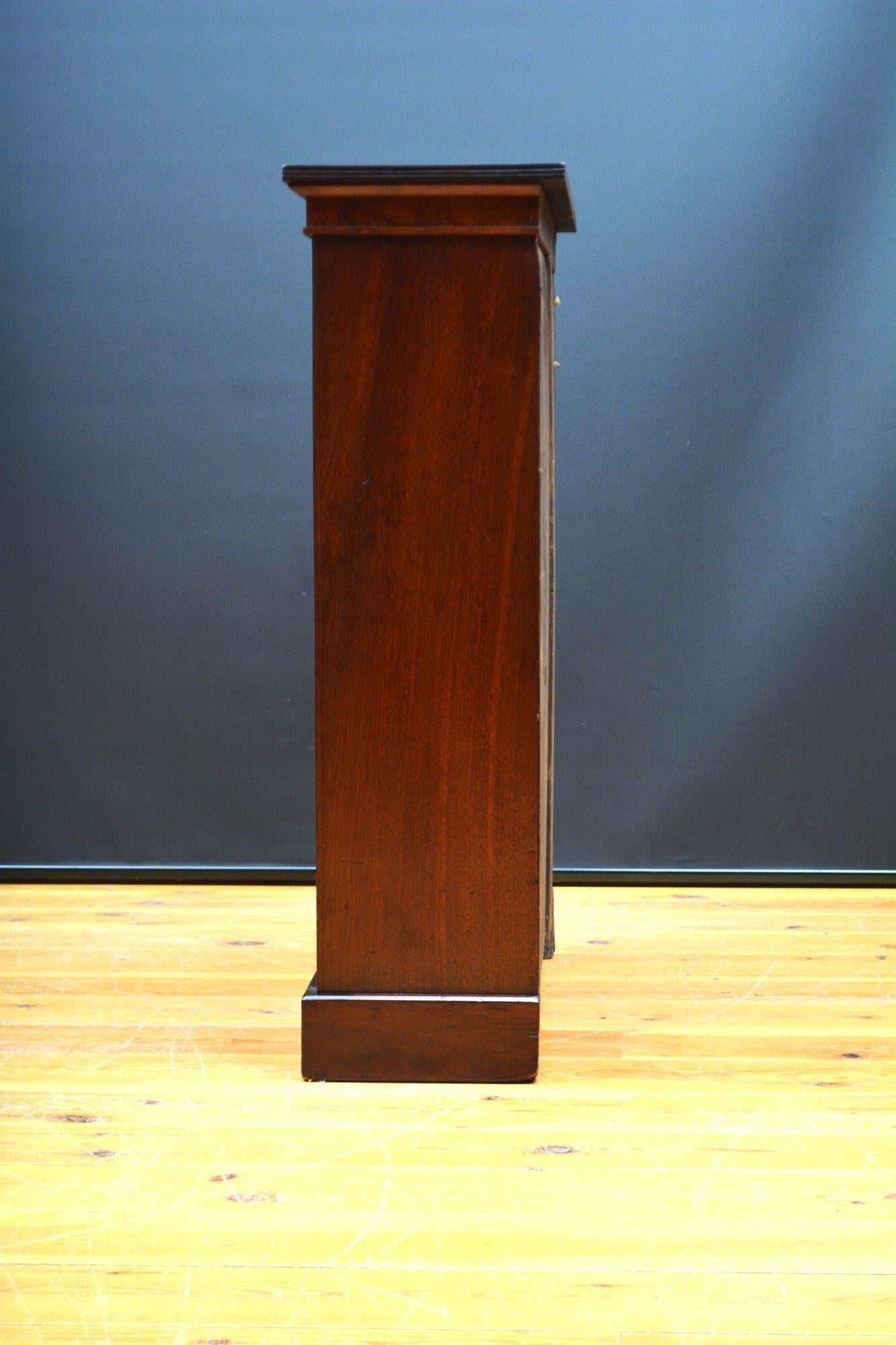 Sn5656 Libreria inglese vittoriana a giorno di proporzioni molto strette, con piano figurato con bordo scanalato sopra un fregio poco profondo e due ripiani regolabili in altezza con bordo scanalato, il tutto affiancato da lesene scanalate e