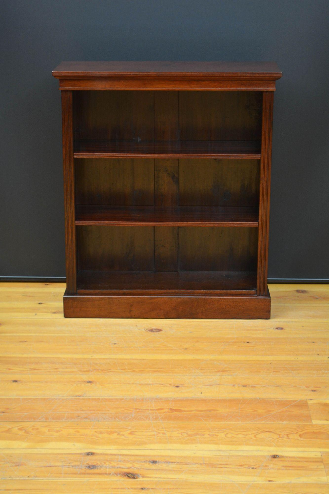 Libreria a giorno in noce vittoriana di proporzioni ristrette In condizioni buone in vendita a Whaley Bridge, GB