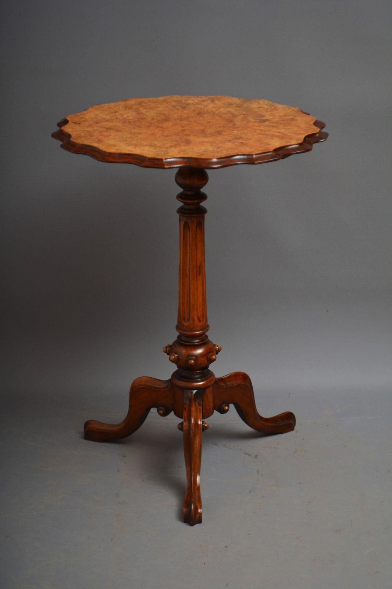 Victorian Walnut Pedestal Side Table Pillar Occasional Table In Good Condition For Sale In Whaley Bridge, GB