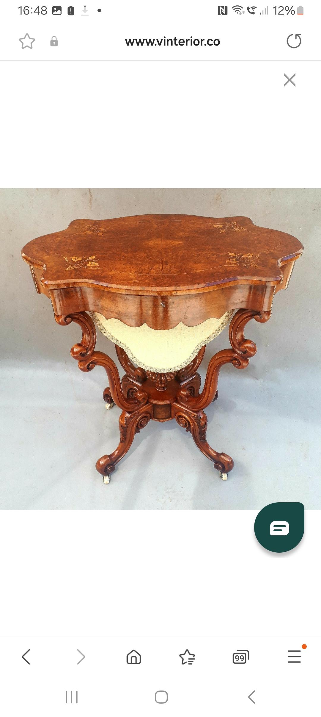 Table de couture victorienne en ronce de noyer Boîte de travail 19e siècle Table d'appoint avec couvercle en ronce de noyer finement incrusté qui s'ouvre sur une charnière d'arrêt pour révéler un intérieur tapissé de sycomore aménagé avec de
