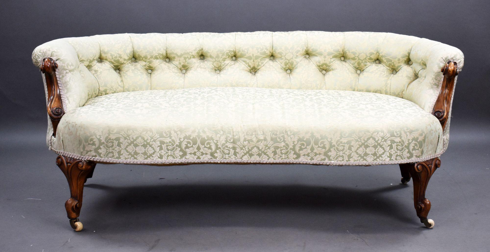Divano vittoriano in noce rivestito in tessuto verde e oro, con schienale abbottonato e gambe cabriolet.
Dimensioni
Larghezza 148cm Profondità 74cm Altezza 58cm