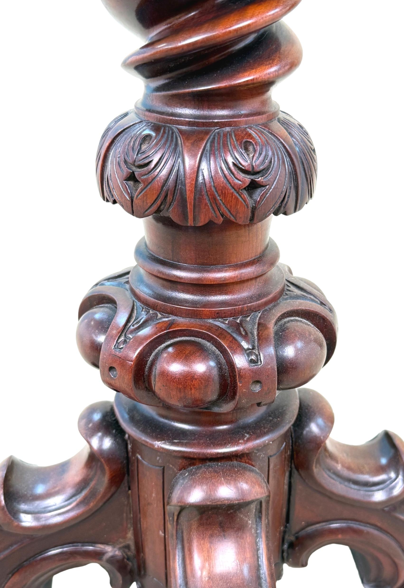 Tavolo da gioco occasionale, o tavolo da lampada, in noce di qualità della metà del XIX secolo, periodo vittoriano, con piano ottagonale con una favolosa scacchiera in marmo con inserti in una fascia esterna altamente strutturata, sollevato da
