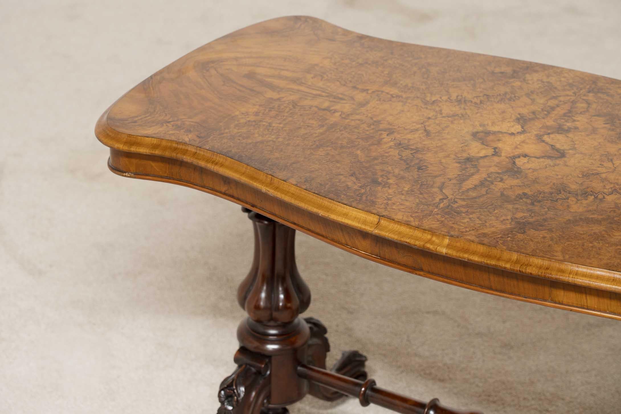 Viktorianischer Stretcher-Tisch aus Nussbaumholz, um 1880 im Zustand „Gut“ im Angebot in Potters Bar, GB