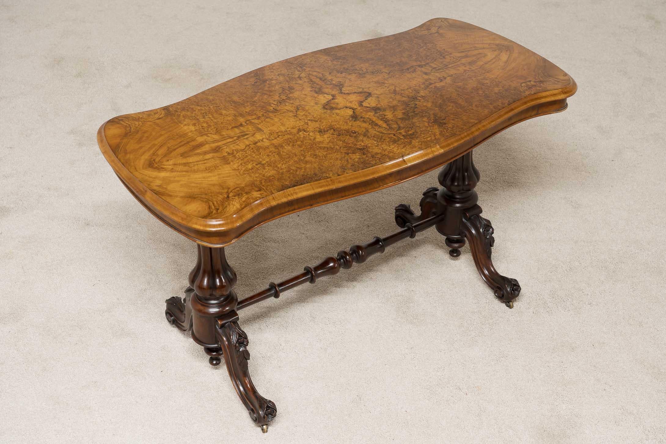 Viktorianischer Stretcher-Tisch aus Nussbaumholz, um 1880 (Walnuss) im Angebot