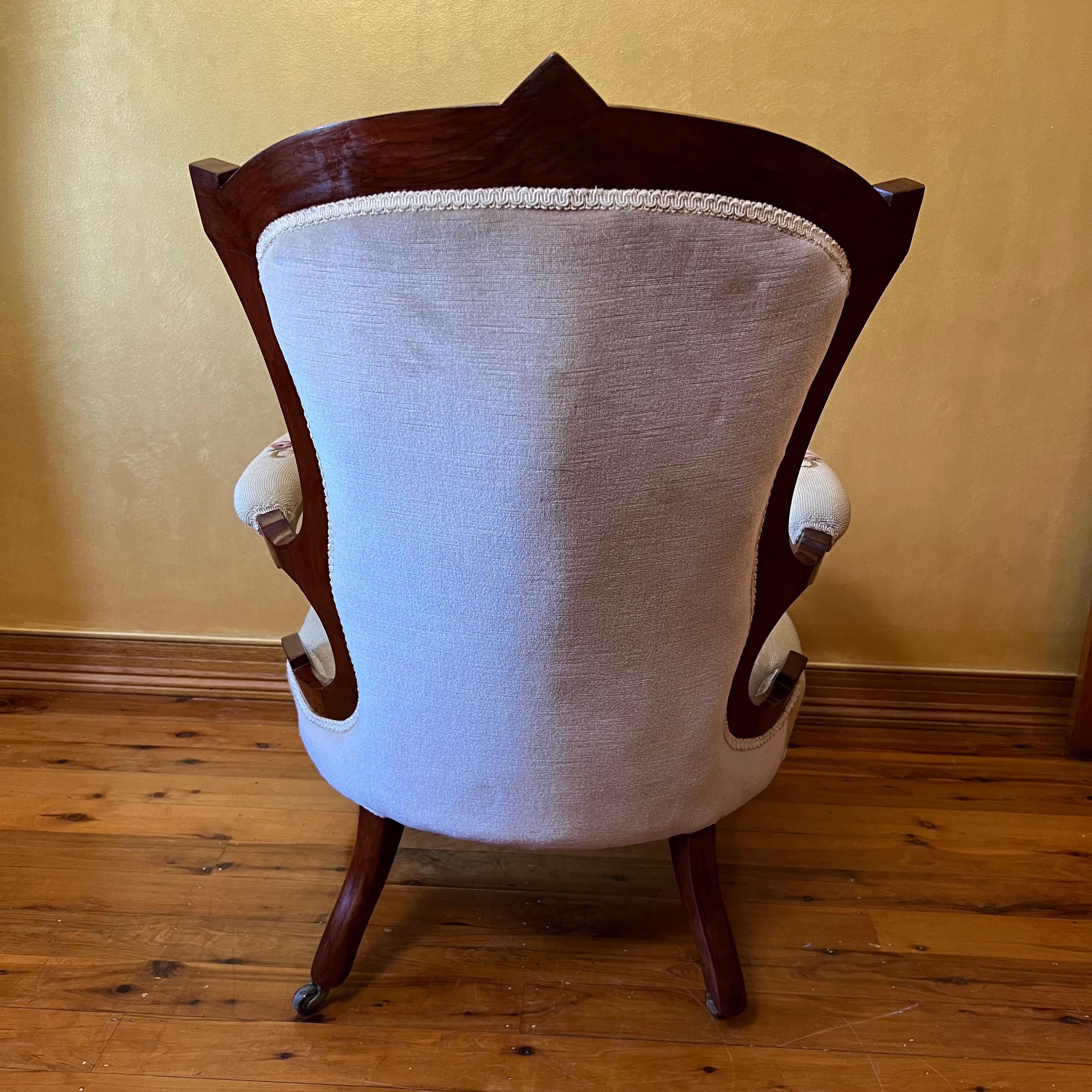 Victorian Walnut Tapestry Armchair In Good Condition For Sale In EDENSOR PARK, NSW