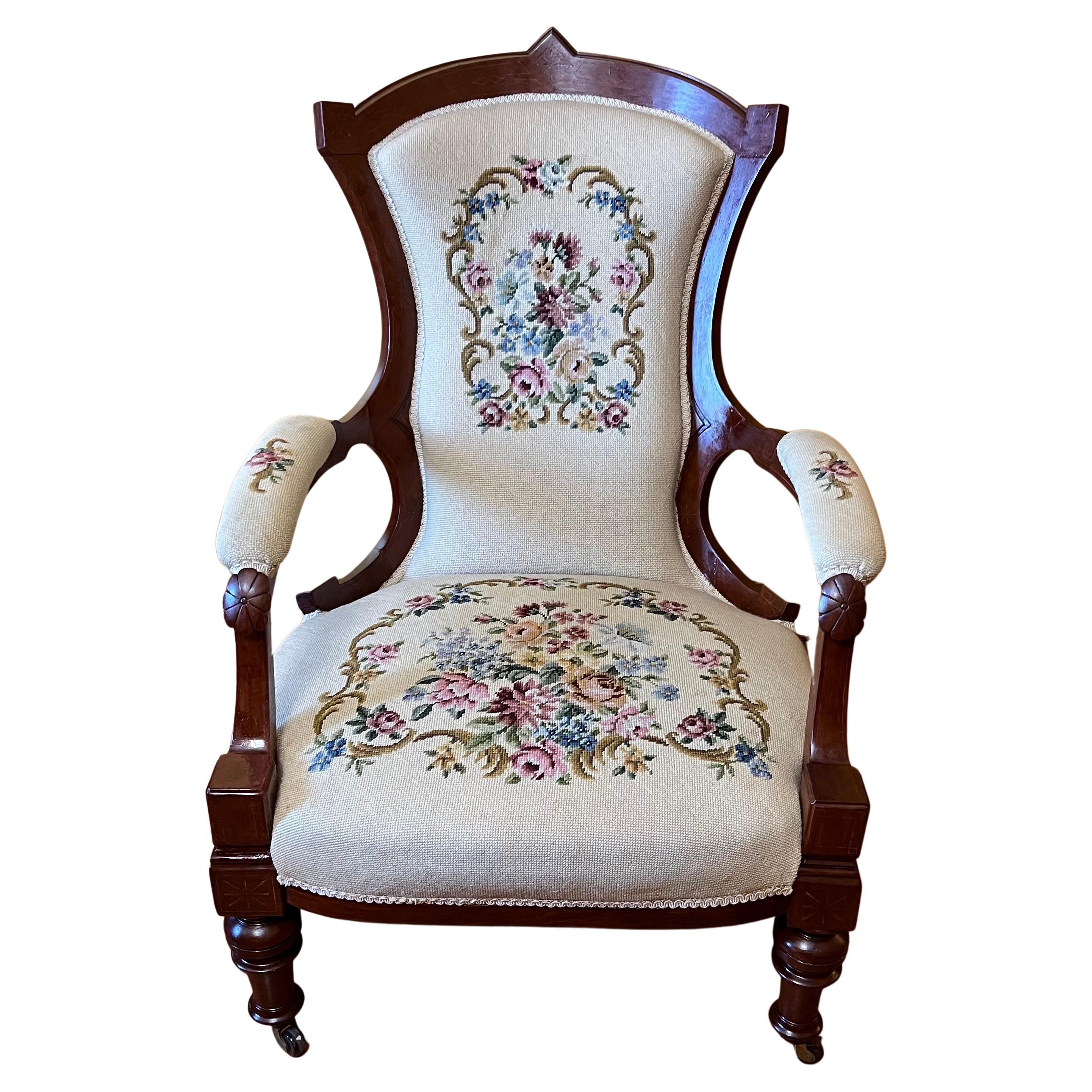 Fauteuil victorien à tapisserie en noyer