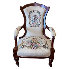 Fauteuil victorien à tapisserie en noyer