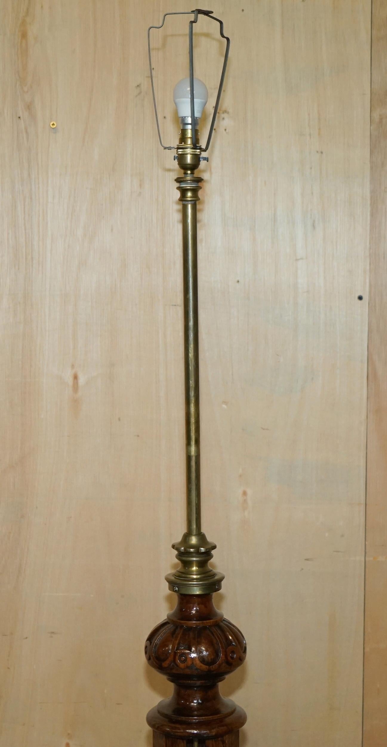 ViCTORIAN WALNUT THREE PILLAR LARGE FLOOR STANDING LAMP THAT'S HEIGHT ADJUSTABLE For Sale 4