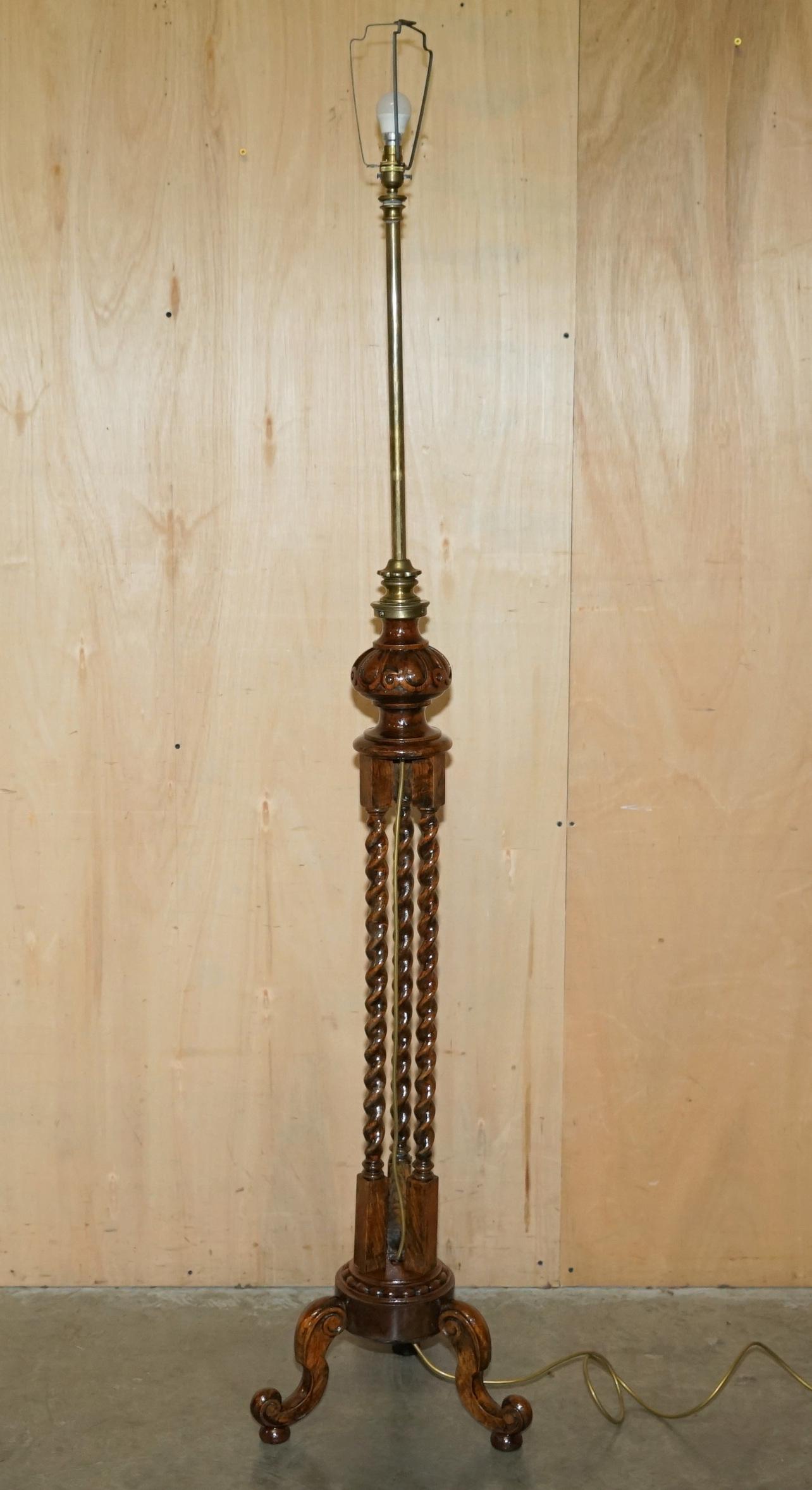 ViCTORIAN WALNUT THREE PILLAR LARGE FLOOR STANDING LAMP THAT'S HEIGHT ADJUSTABLE For Sale 5