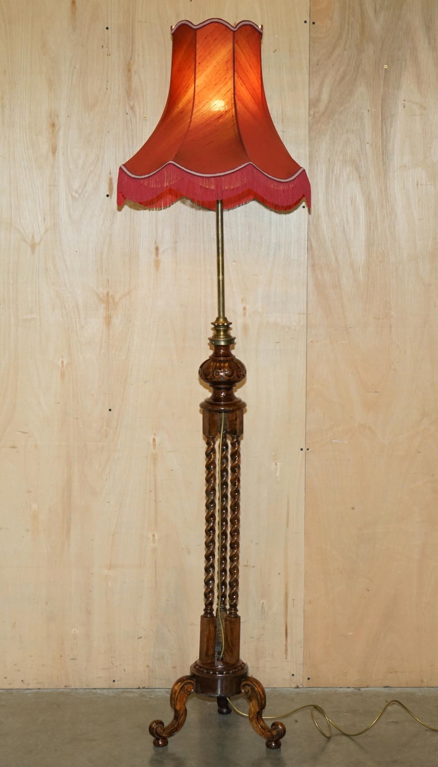 ViCTORIAN WALNUT THREE PILLAR LARGE FLOOR STANDING LAMP THAT'S HEIGHT ADJUSTABLE For Sale 7