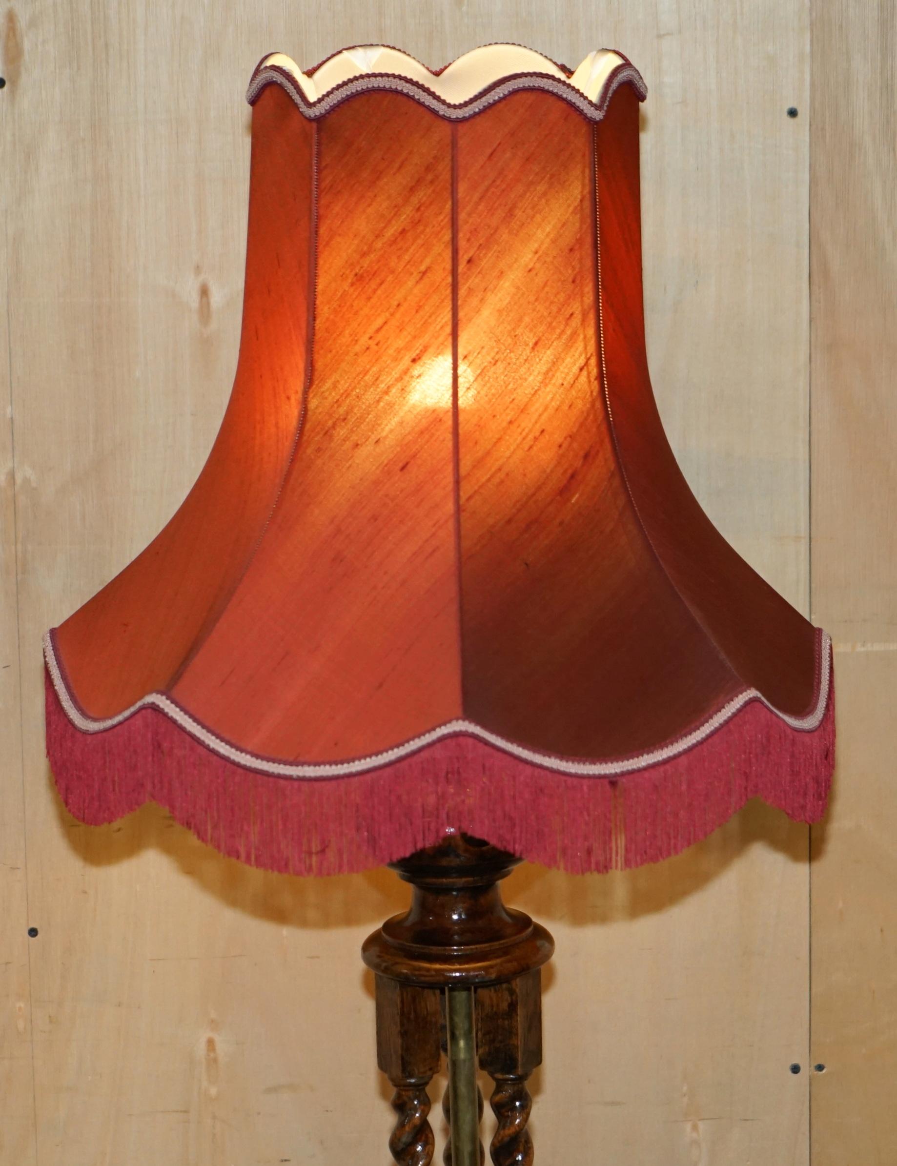 Royal House Antiques

Wimbledon-Furniture a le plaisir d'offrir à la vente cette belle lampe sur pied réglable en hauteur, en noyer massif et en laiton, avec une base à trois colonnes.

Veuillez noter que les frais de livraison indiqués ne sont