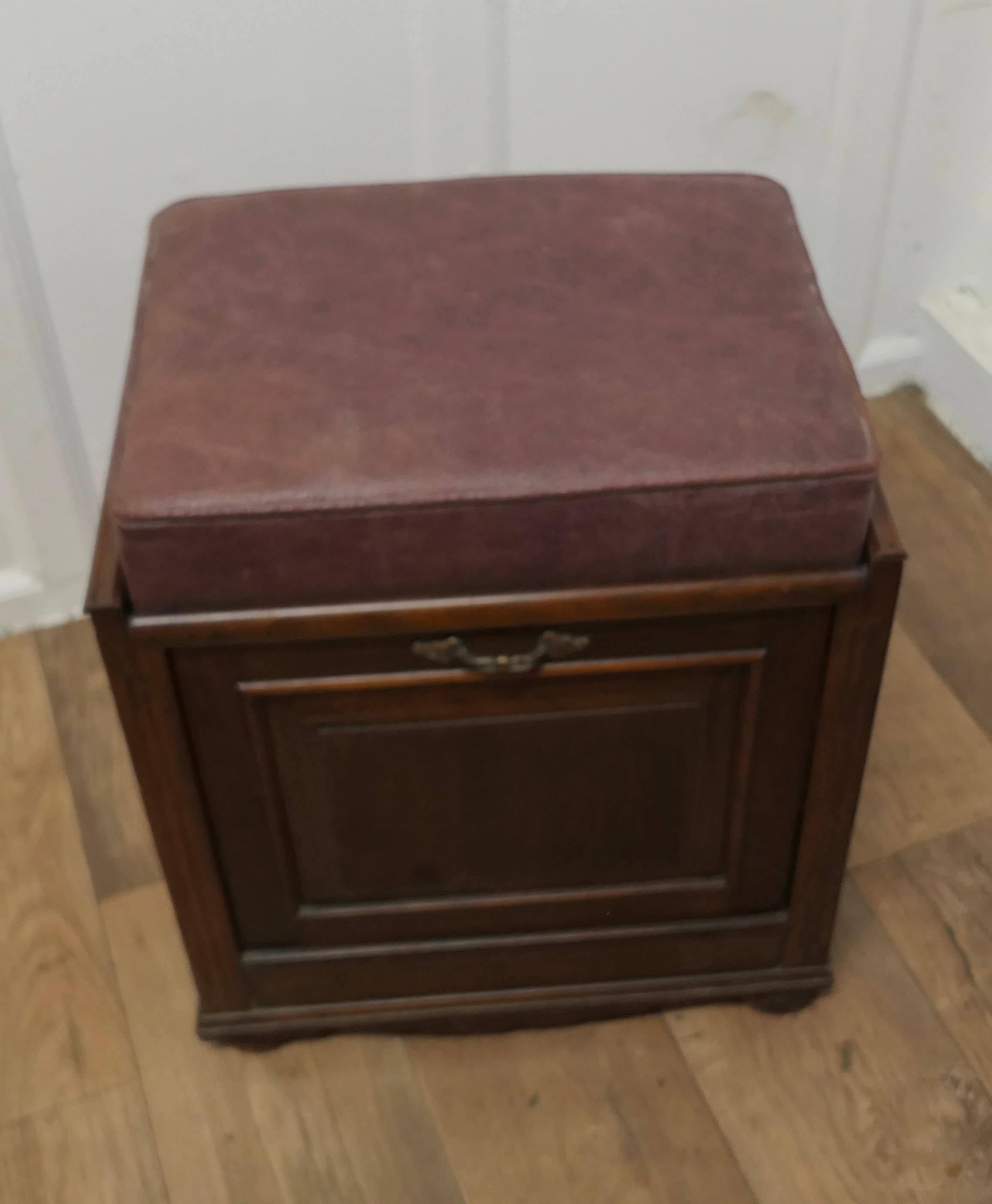 Victorian Walnut Upholstered Fall Front Piano Stool  A lovely looking piece  In Good Condition For Sale In Chillerton, Isle of Wight