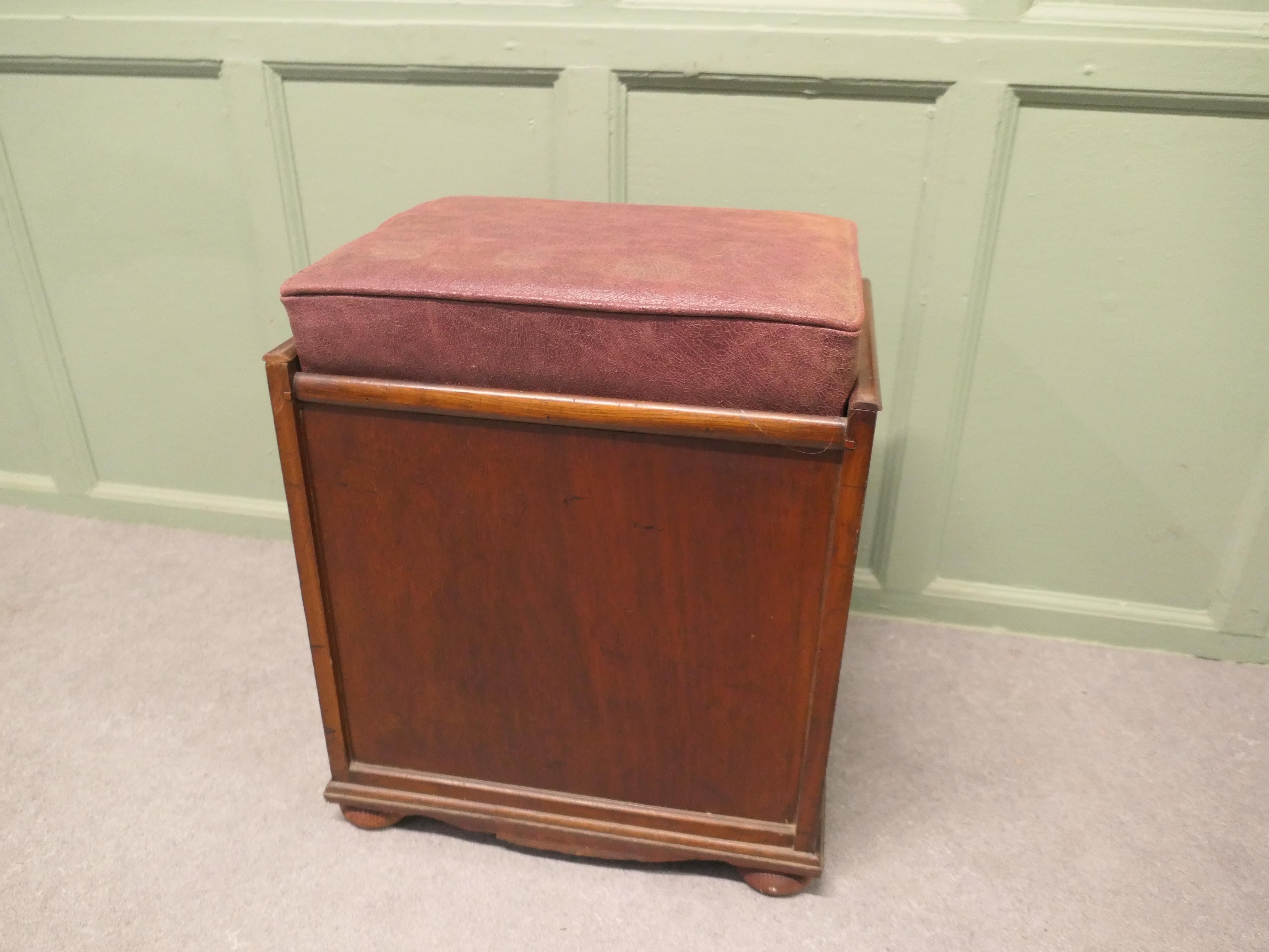 Victorien Tabouret de piano victorien en noyer tapissé à l'avant Une pièce d'une grande beauté en vente