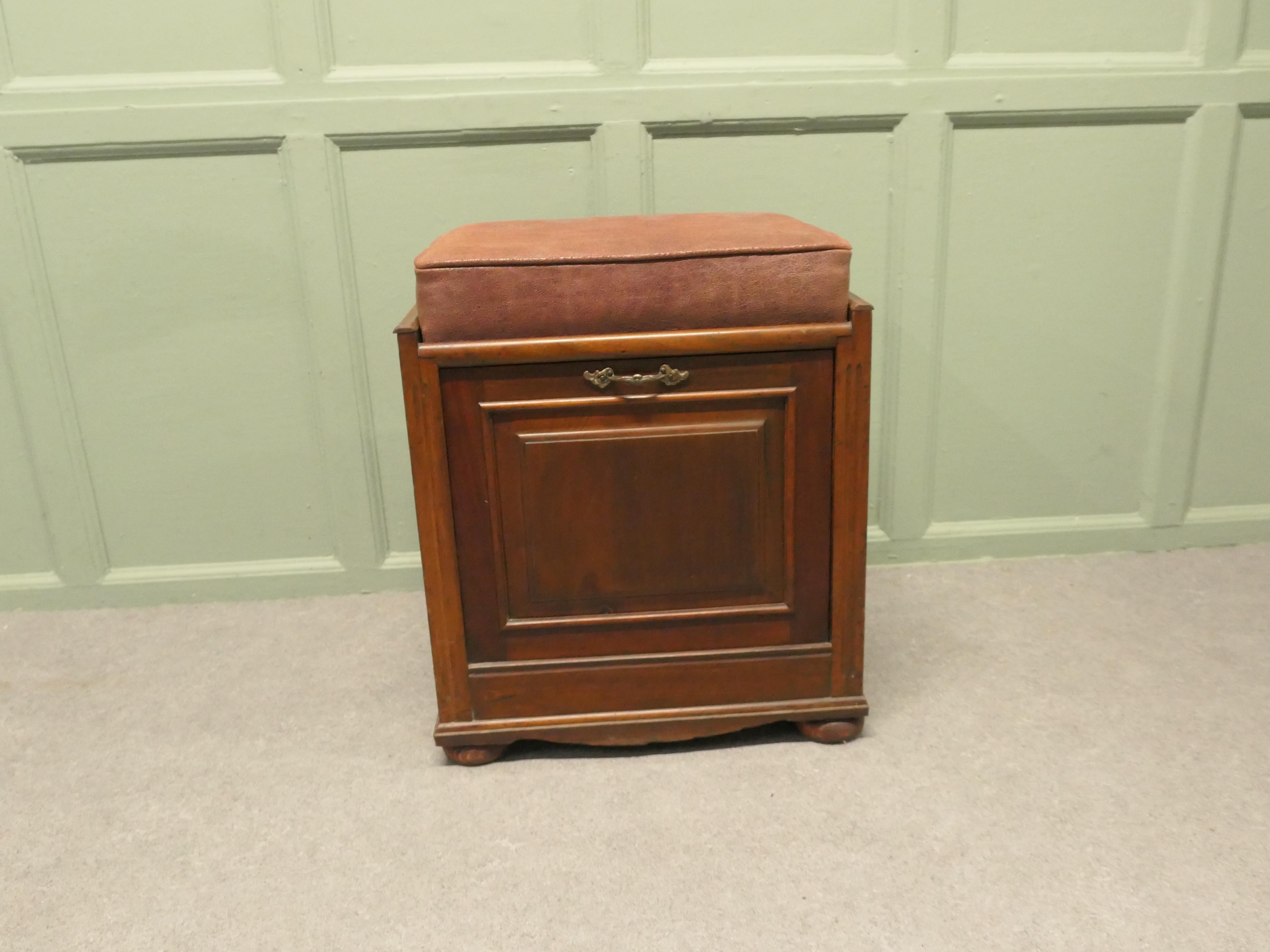 Tabouret de piano victorien en noyer tapissé à l'avant Une pièce d'une grande beauté Bon état - En vente à Godshill, Isle of Wight