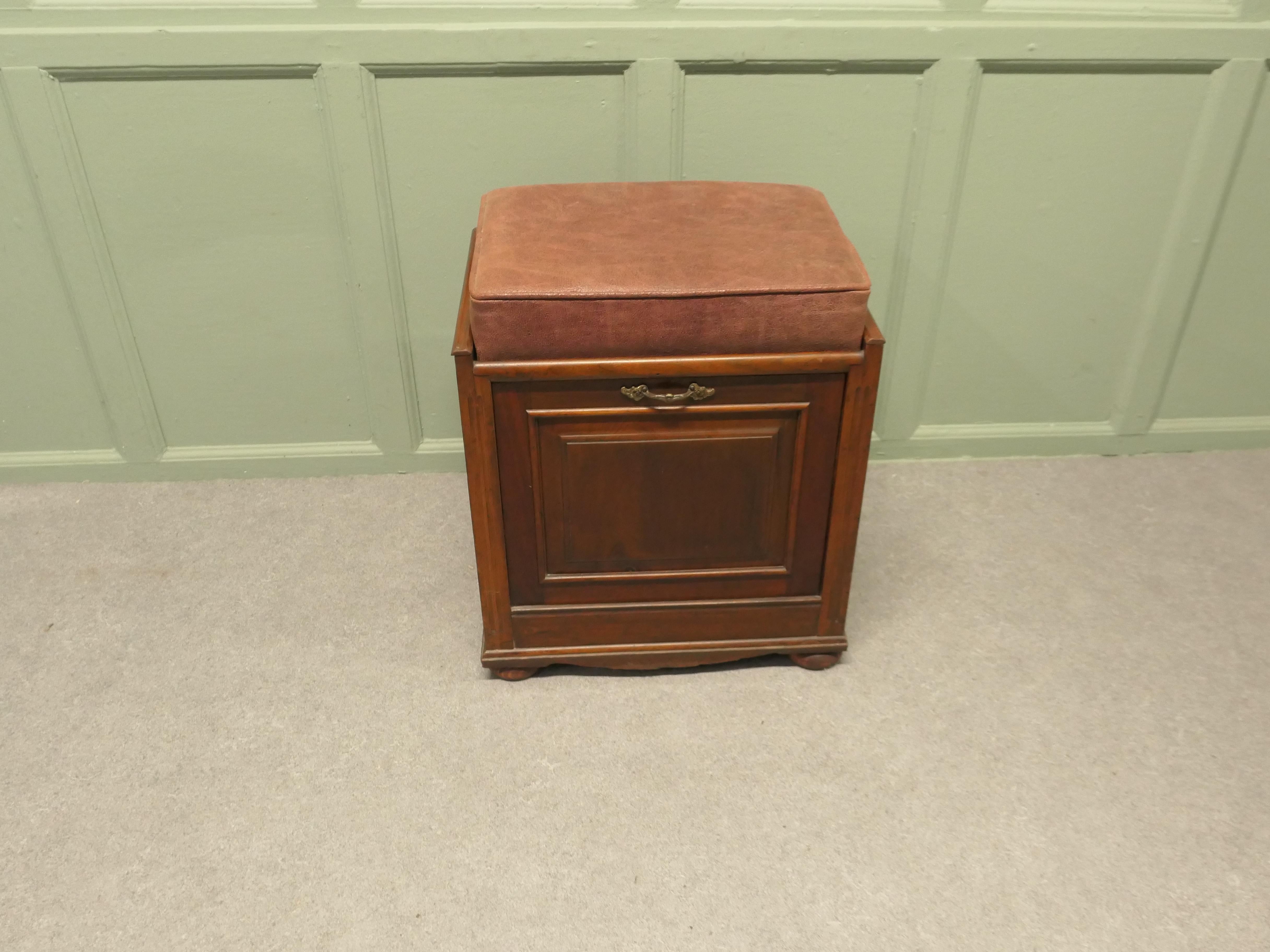 XIXe siècle Tabouret de piano victorien en noyer tapissé à l'avant Une pièce d'une grande beauté en vente