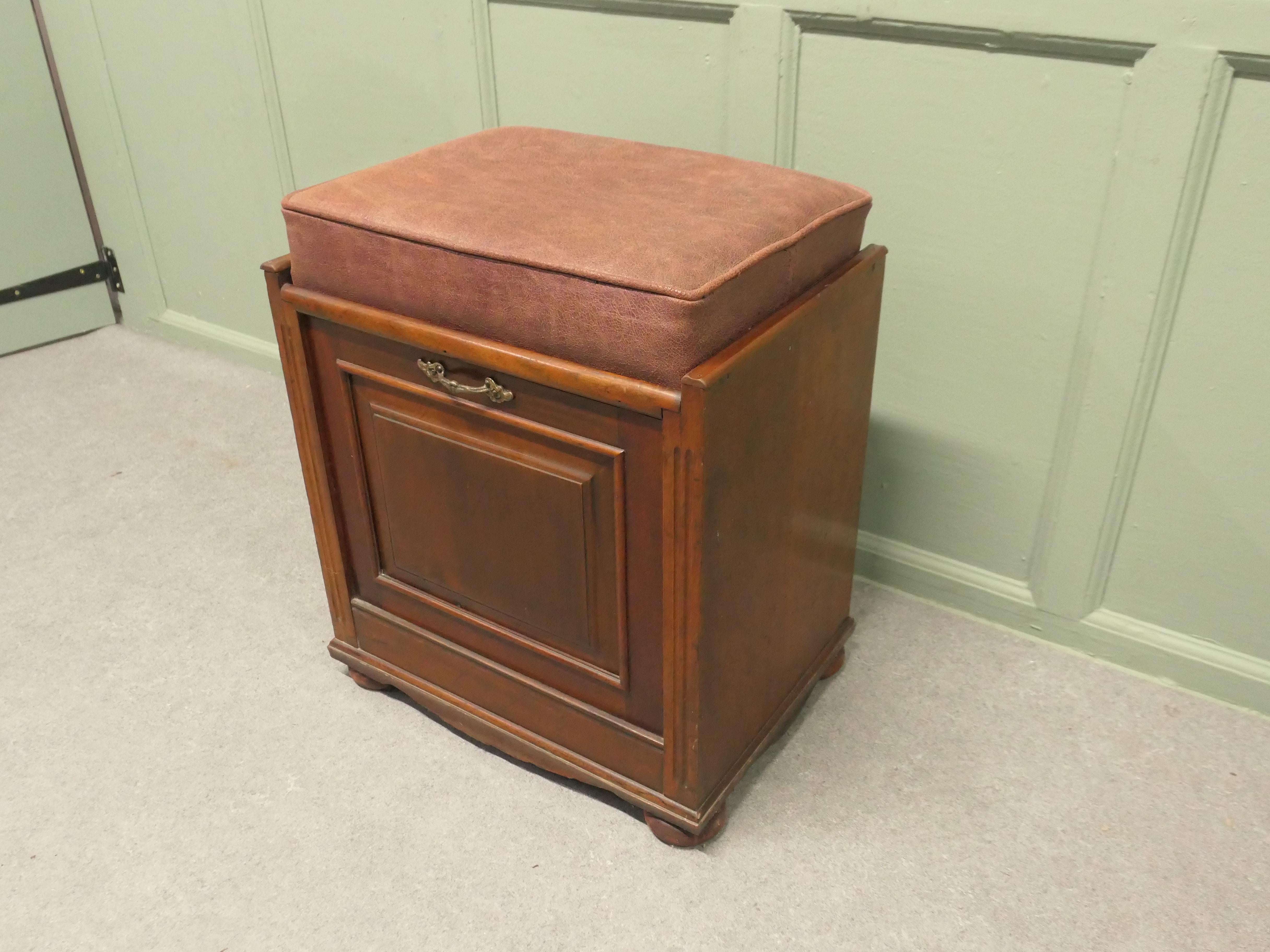 Tabouret de piano victorien en noyer tapissé à l'avant Une pièce d'une grande beauté en vente 1