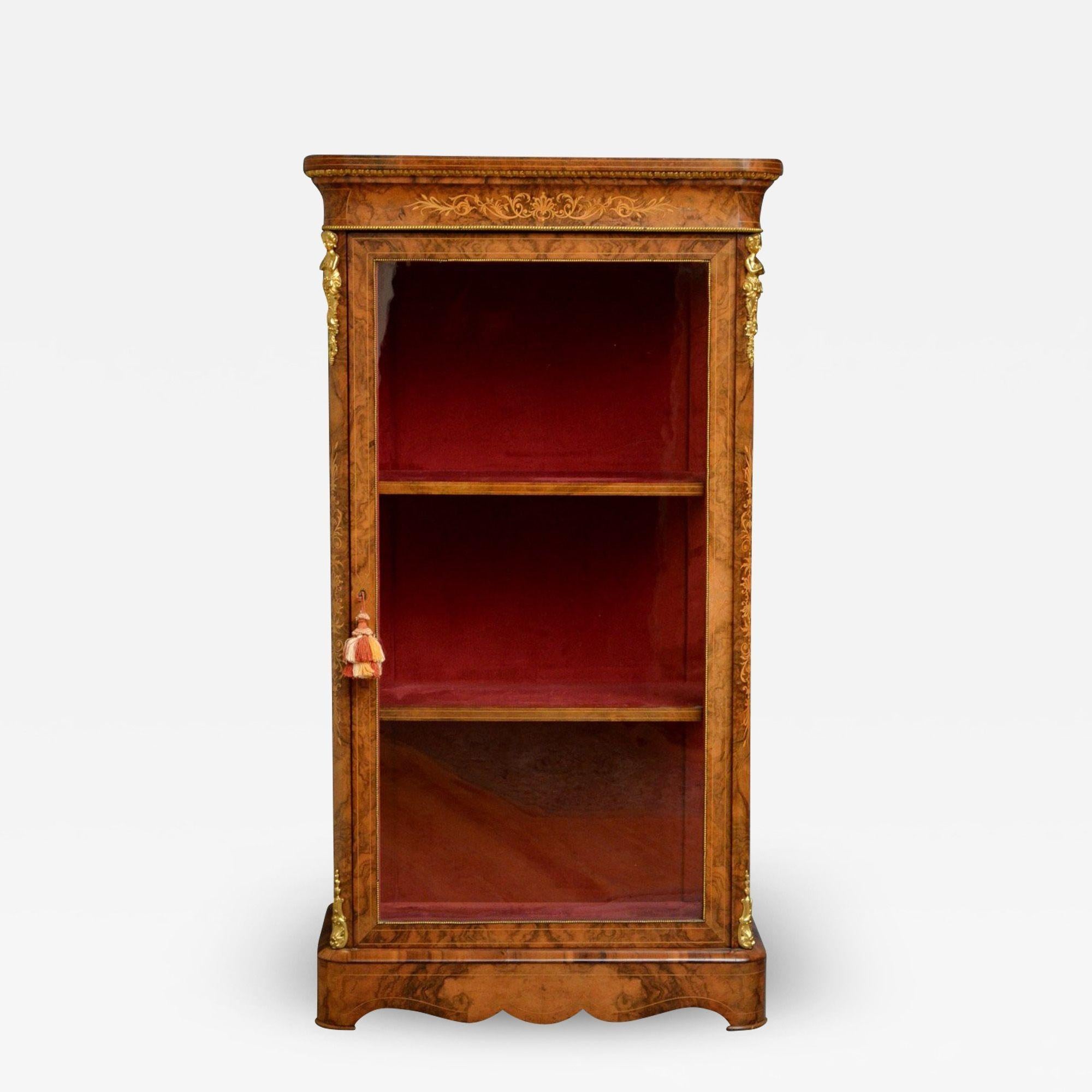 Viktorianische Nussbaum-Vitrine