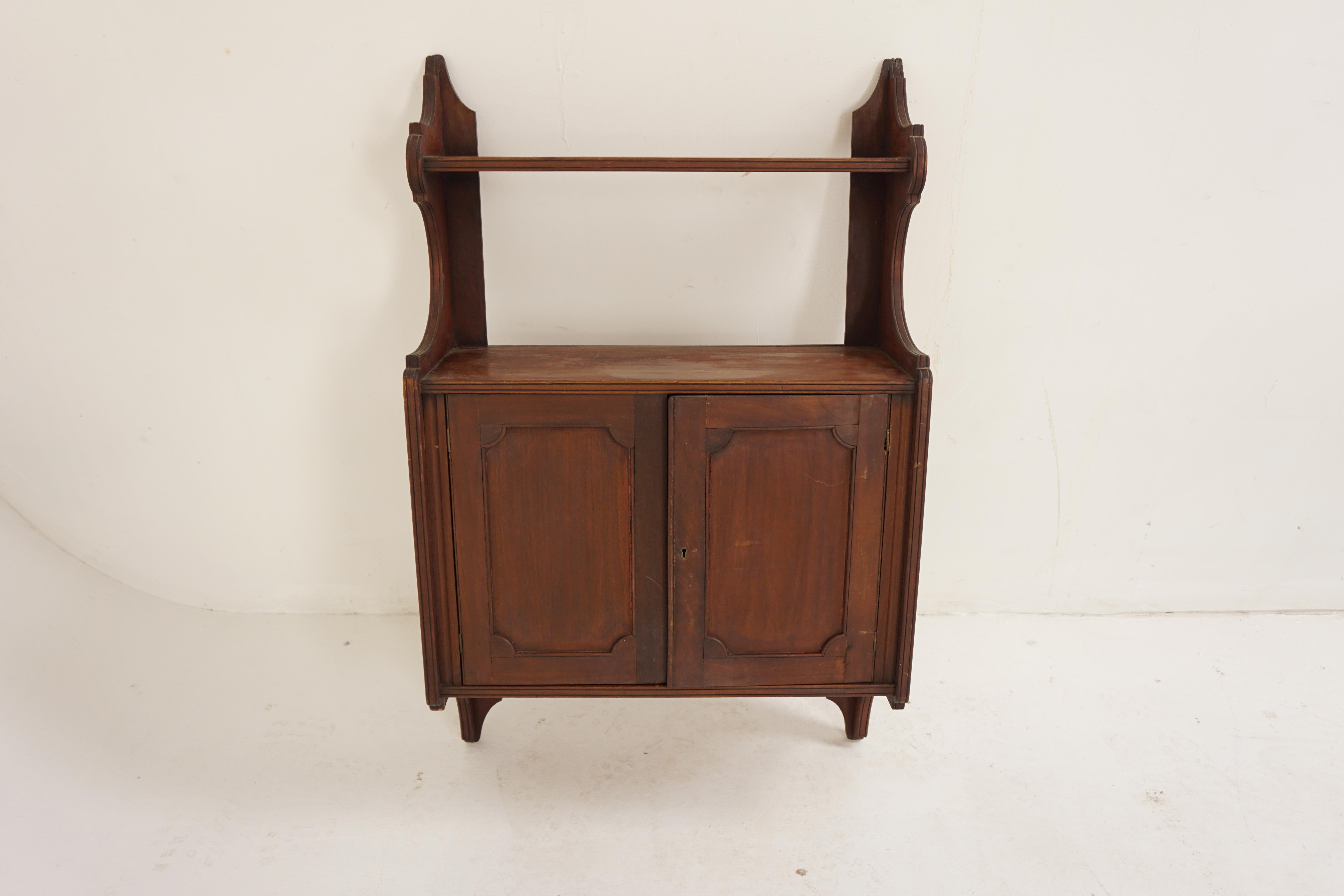 Victorian walnut wall mounted hanging display cabinet, Scotland 1890, H084

Scotland 1890
Solid walnut
Original finish
Having two door cupboard base
Below a two tier top section
With shaped sides
Good condition
All joints are tight

H084
Measures: